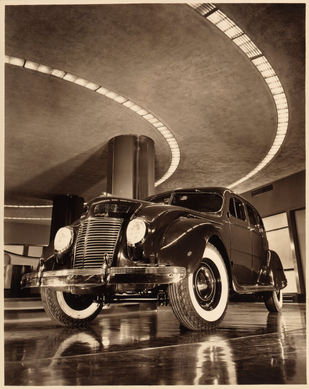 Chrysler Airflow Four Door Sedan, pub. 1937 (seepiakuva) tekijältä American Photographer