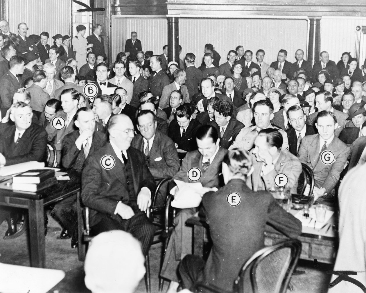 New Jerseyn tuomioistuin aloittaa oikeudenkäynnin Bruno Richard Hauptmannia (äärioikealla) vastaan Charles Lindberghin vauvan sieppauksesta ja kuolemasta vuonna 1935. tekijältä American Photographer