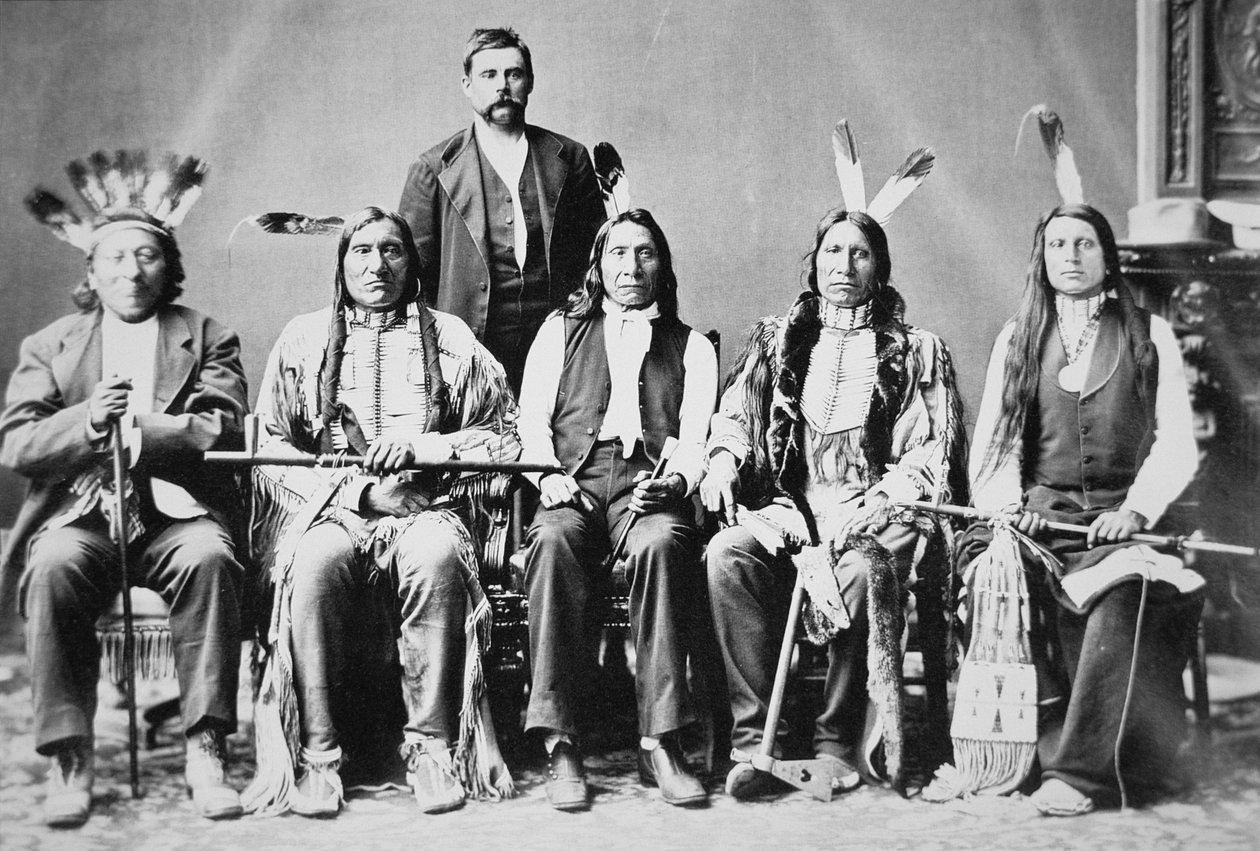 Sioux-päälliköiden valtuuskunta, jota johti Red Cloud (1822-1909) Washington D.C.:ssä tapaamaan presidentti Ulysses S. Grantia (1822-85) vuonna 1870 (valkovalkoinen kuva) tekijältä American Photographer