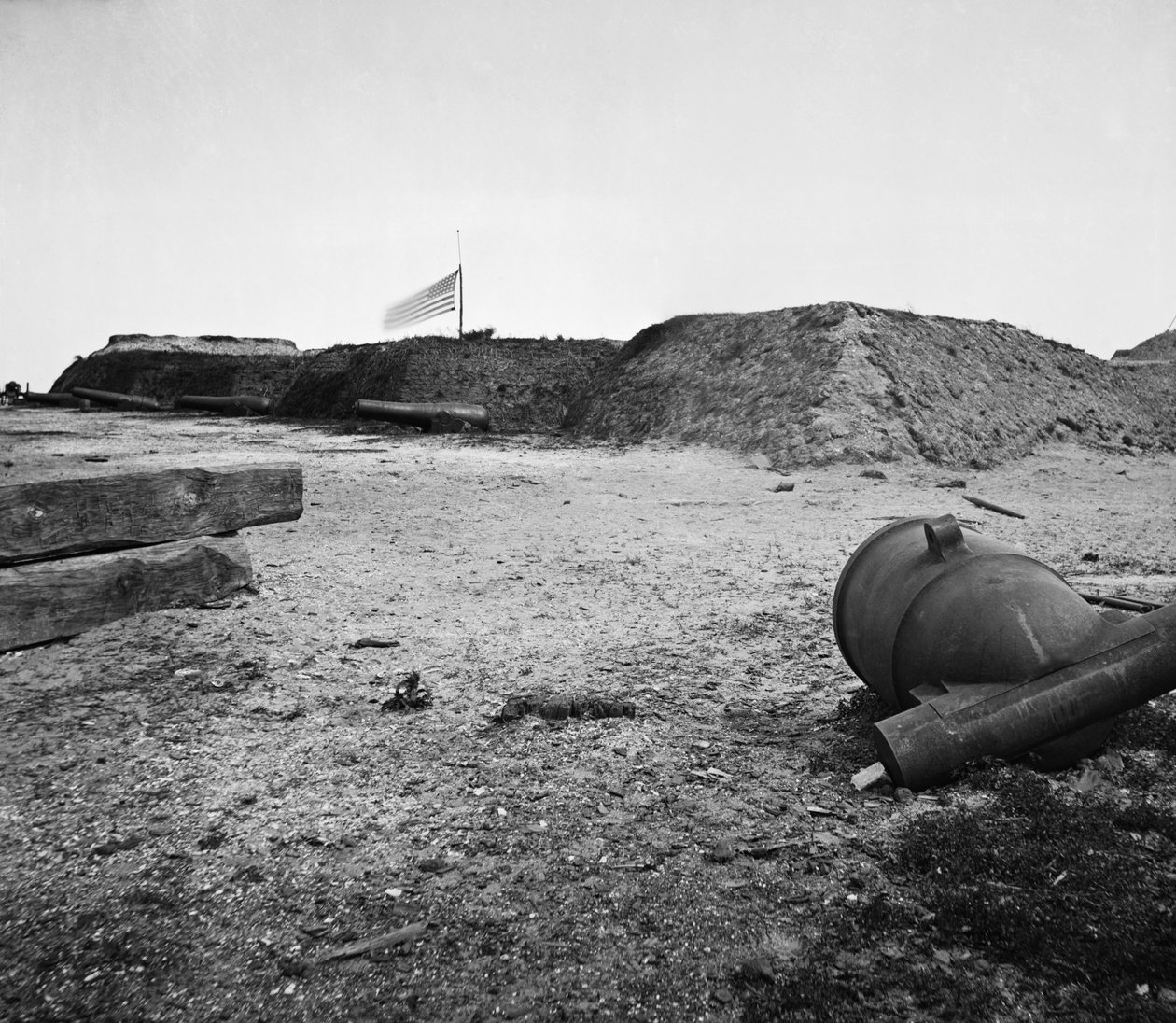 Hylätyn konfederaation kranaatinheitin hylätyssä Fort Johnsonissa, Charlestonin satamassa, Etelä-Carolinassa. tekijältä American Photographer
