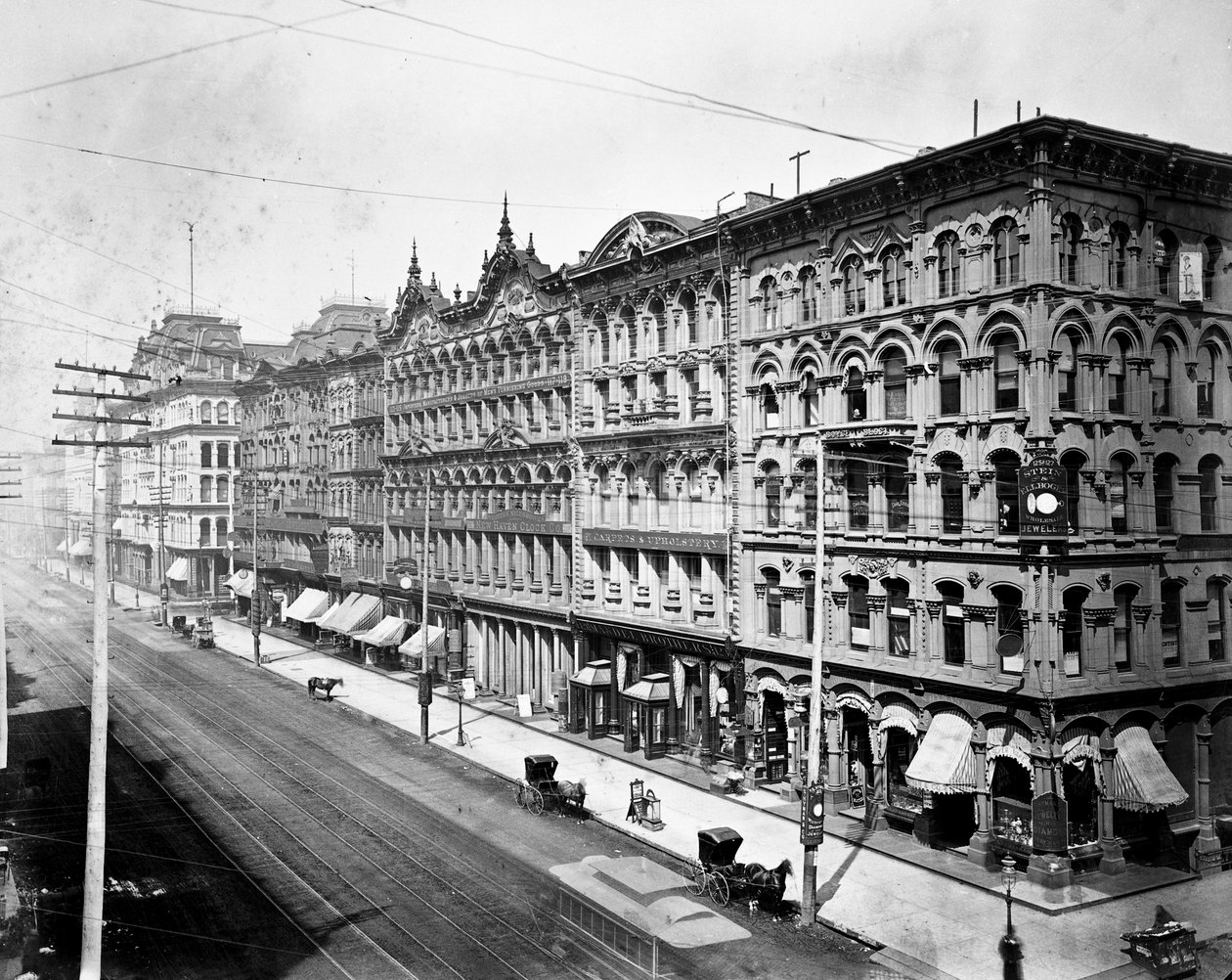 State Streetin itäpuoli katsottuna pohjoiseen Madison Streetiltä, Chicagosta, n. 1878 tekijältä American Photographer