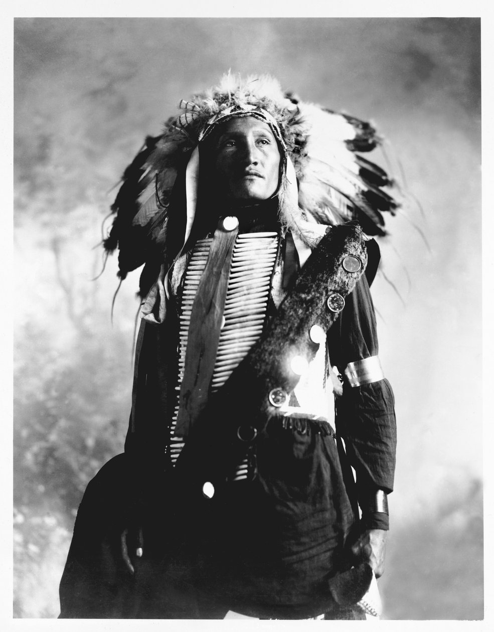 Eddie Plenty Holes, sioux-intiaani, n. 1900 (b/w kuva) tekijältä American Photographer