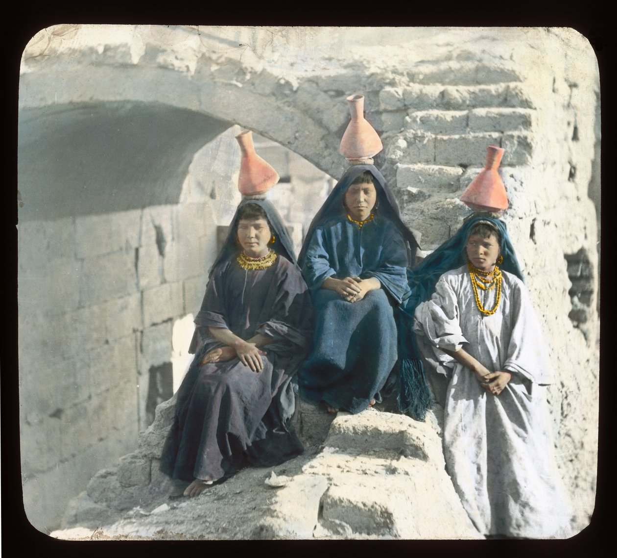 Egypti - arabien vedenkuljetustytöt (lyhtyliukumäki) tekijältä American Photographer