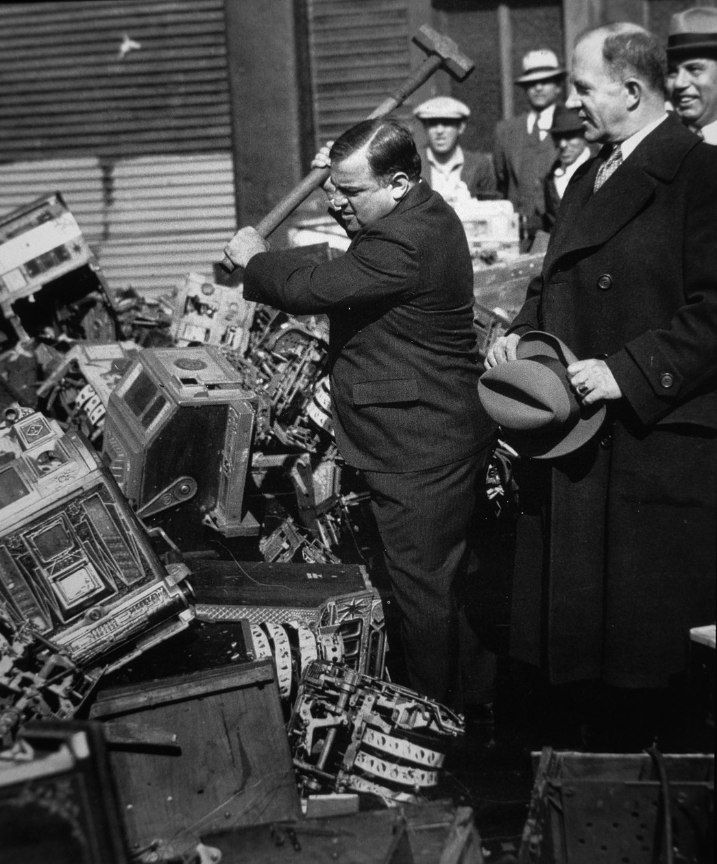 Fiorello La Guardia (1882-1947) murskaa takavarikoituja peliautomaatteja tekijältä American Photographer