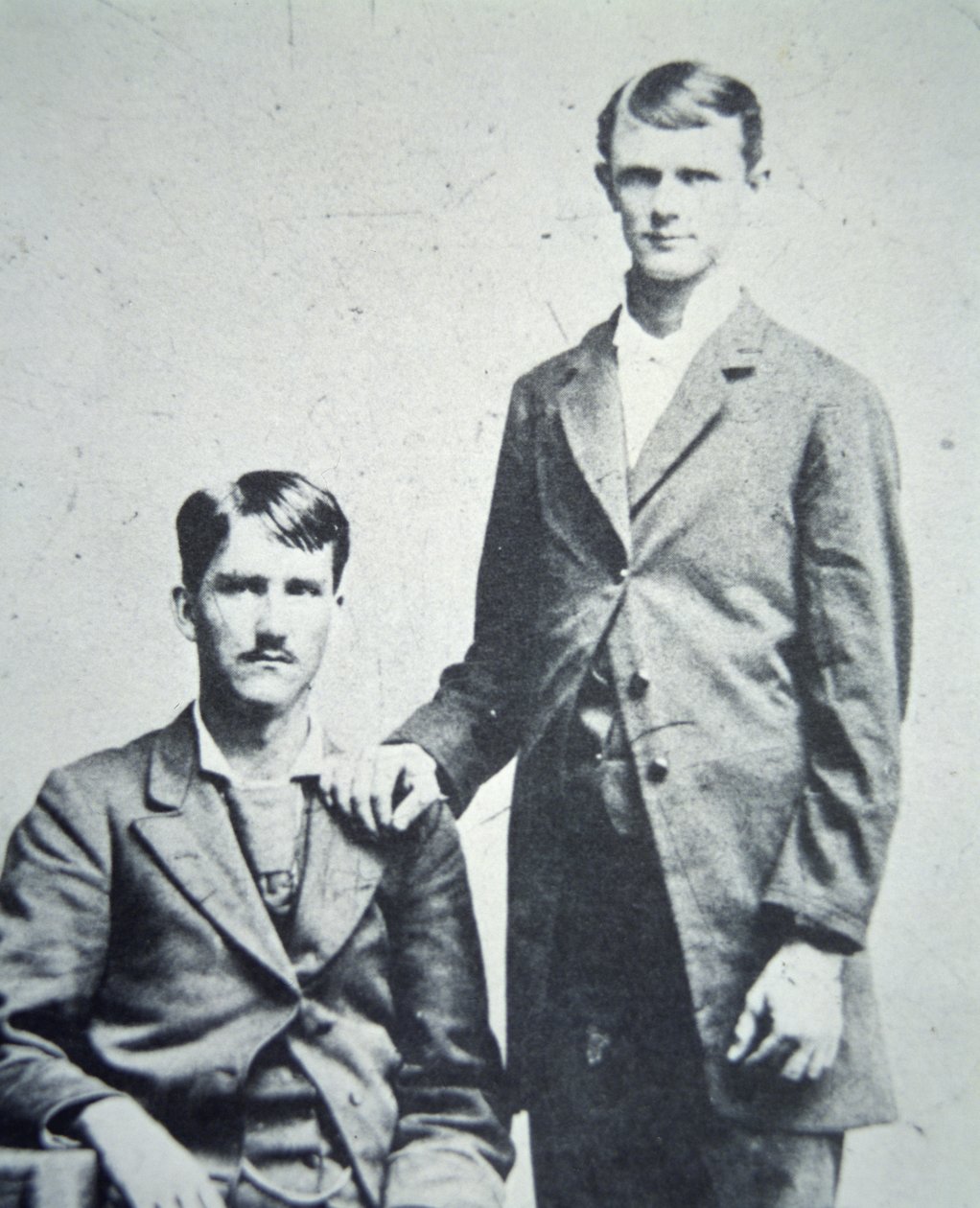 Frank (1843-1915) ja Jesse James (1847-82) n. 1870 (b/w kuva) tekijältä American Photographer
