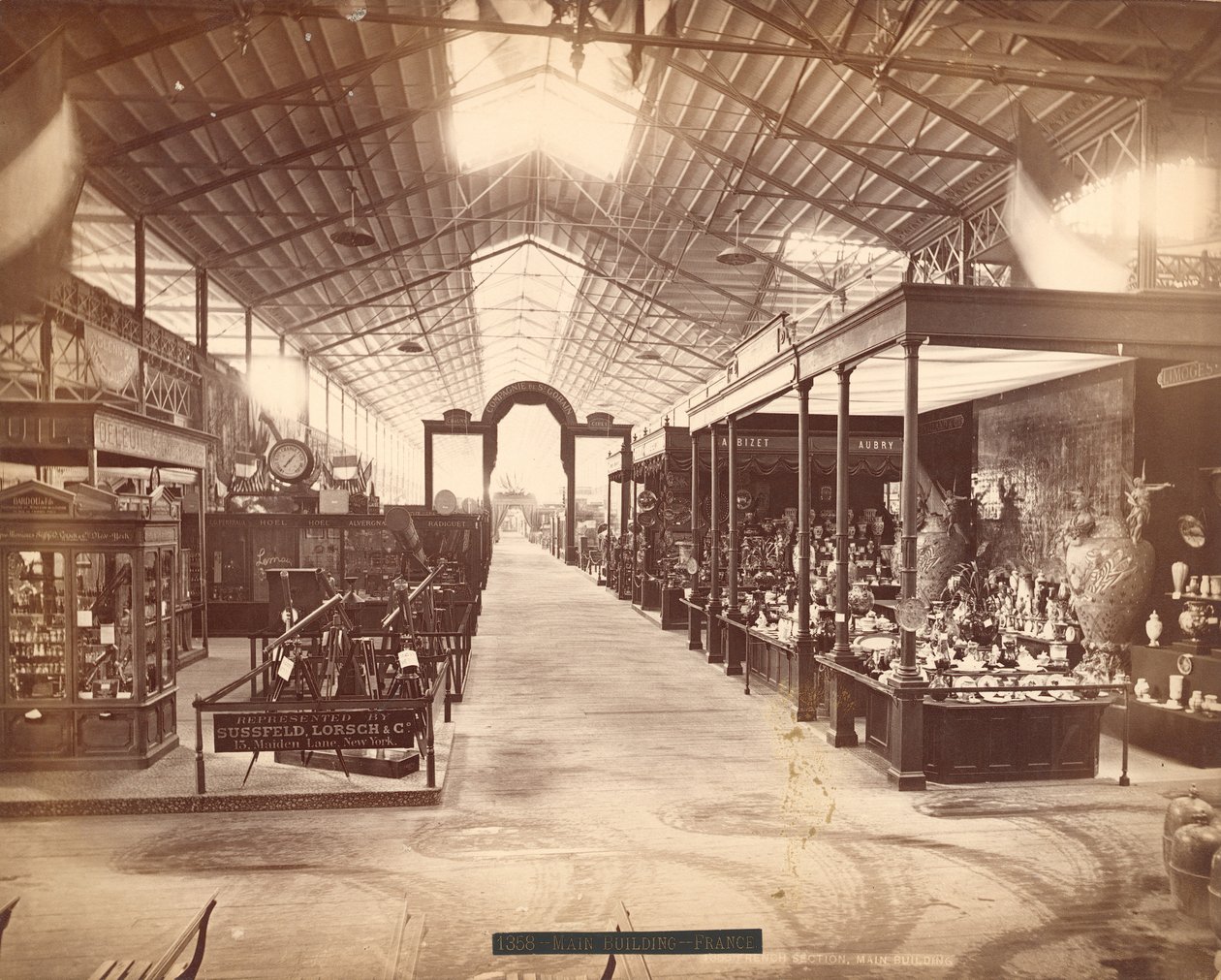French Section, päärakennus, satavuotisjuhlanäyttely, Philadelphia, 1876 tekijältä American Photographer