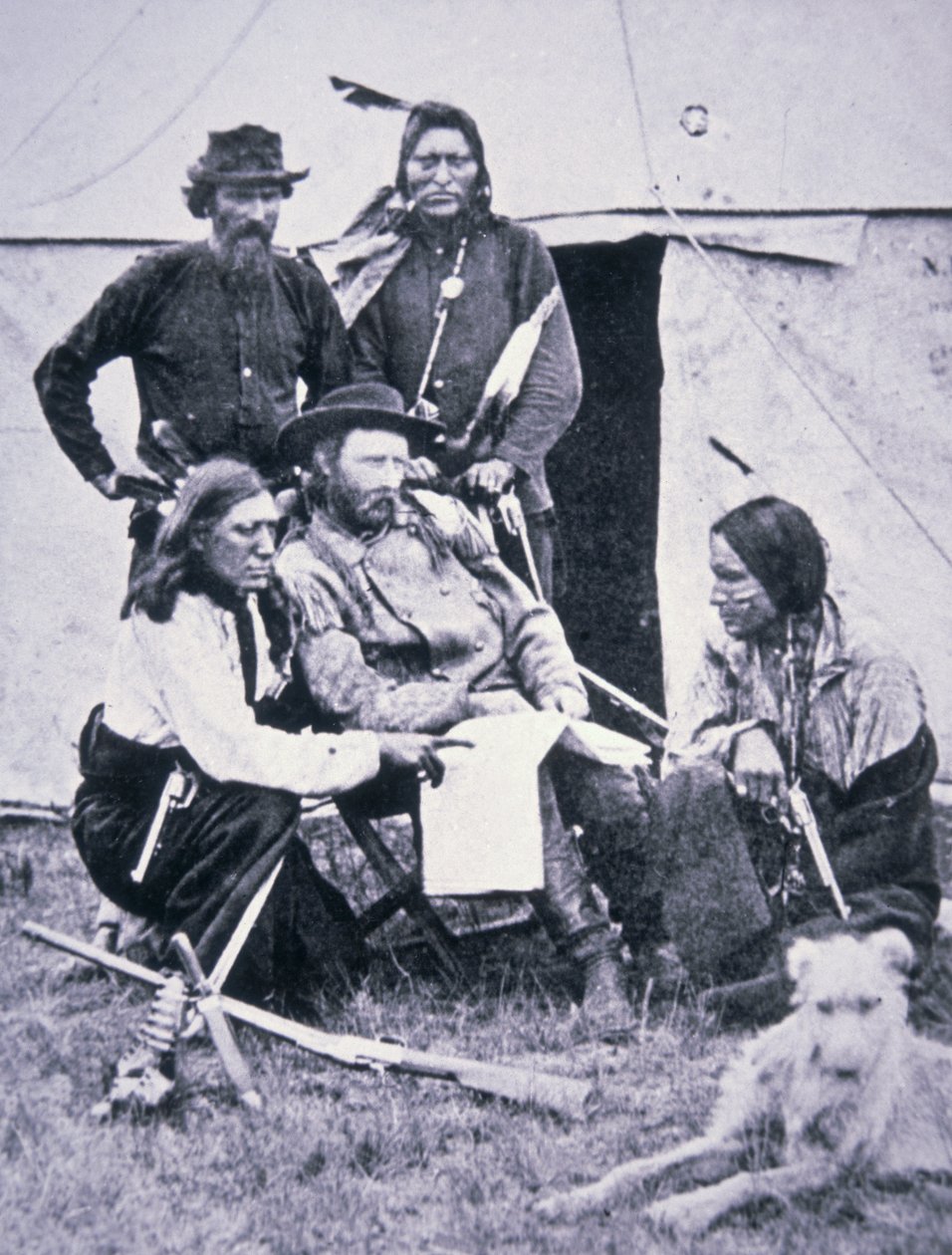 Kenraali George A. Custer (1839-76) intialaisten partiolaistensa kanssa Yellowstonen retkikunnan aikana 1873 tekijältä American Photographer