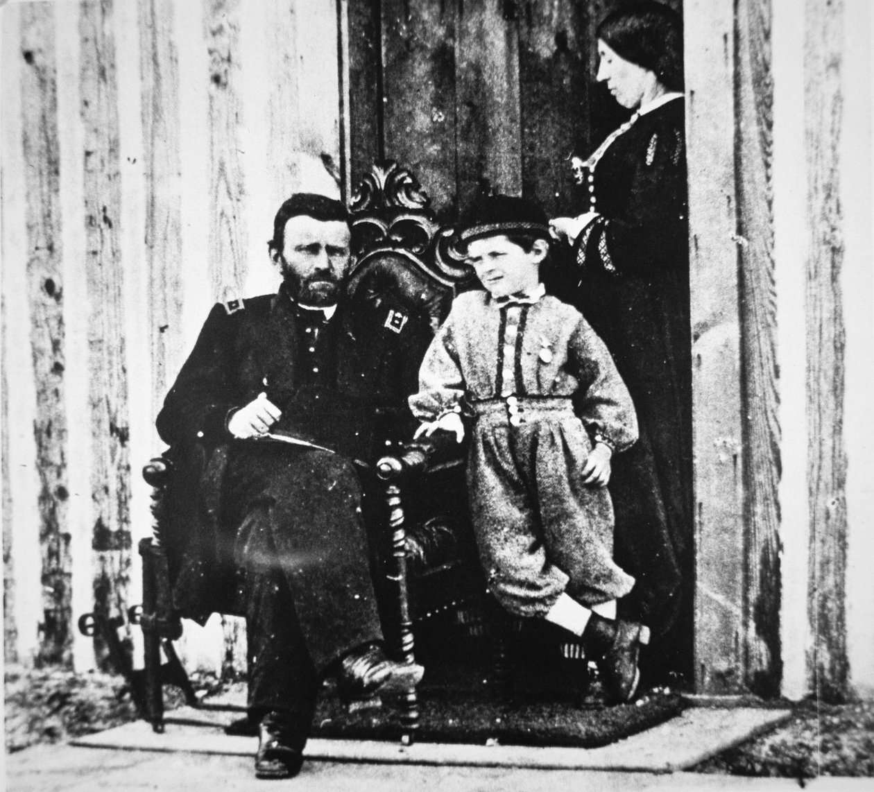Kenraali Grant vaimonsa Julia Dentin ja heidän poikansa Frederick Dent Grantin kanssa City Pointissa (m/v kuva) tekijältä American Photographer
