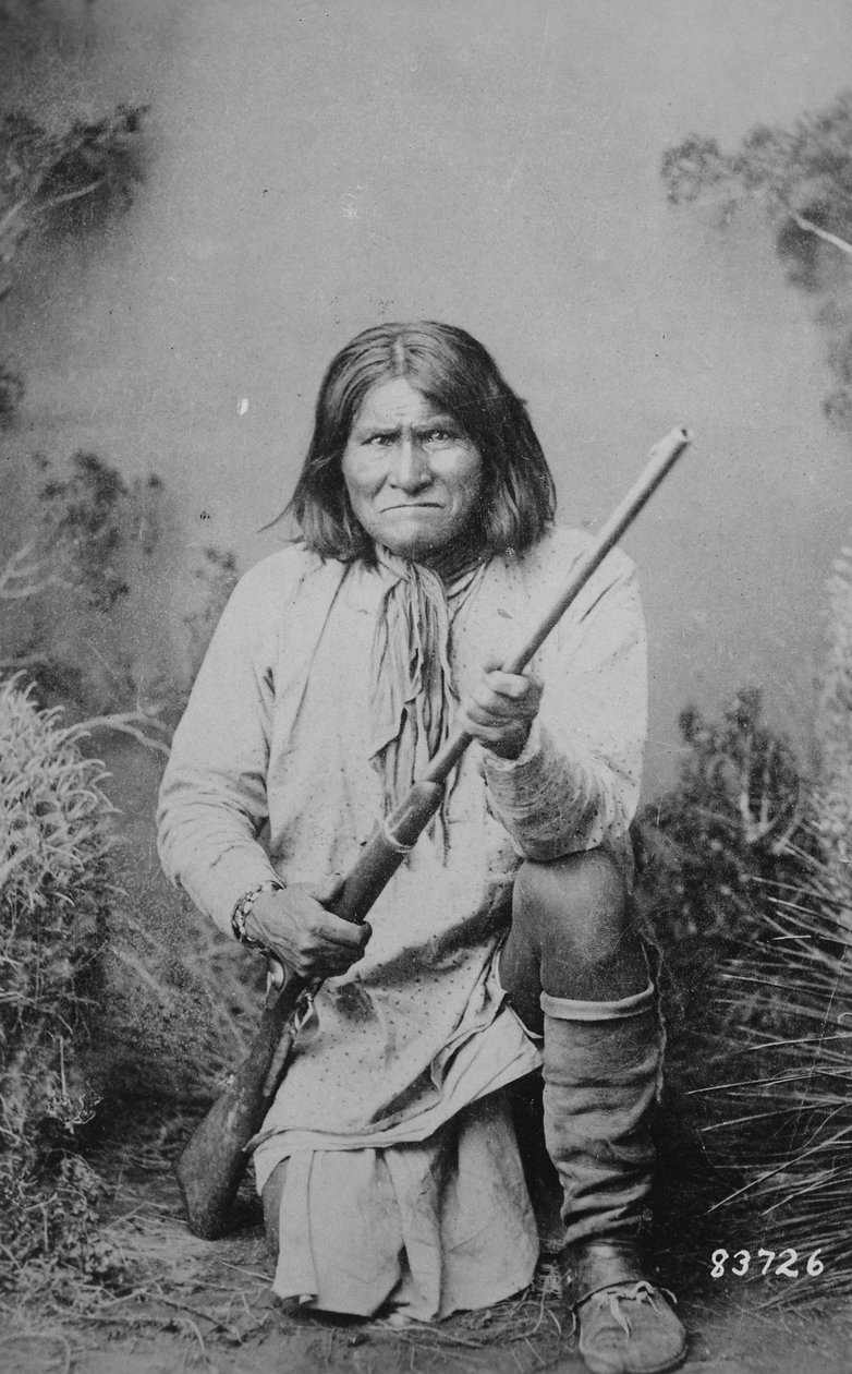 Geronimo pitelee kivääriä, 1884 tekijältä American Photographer