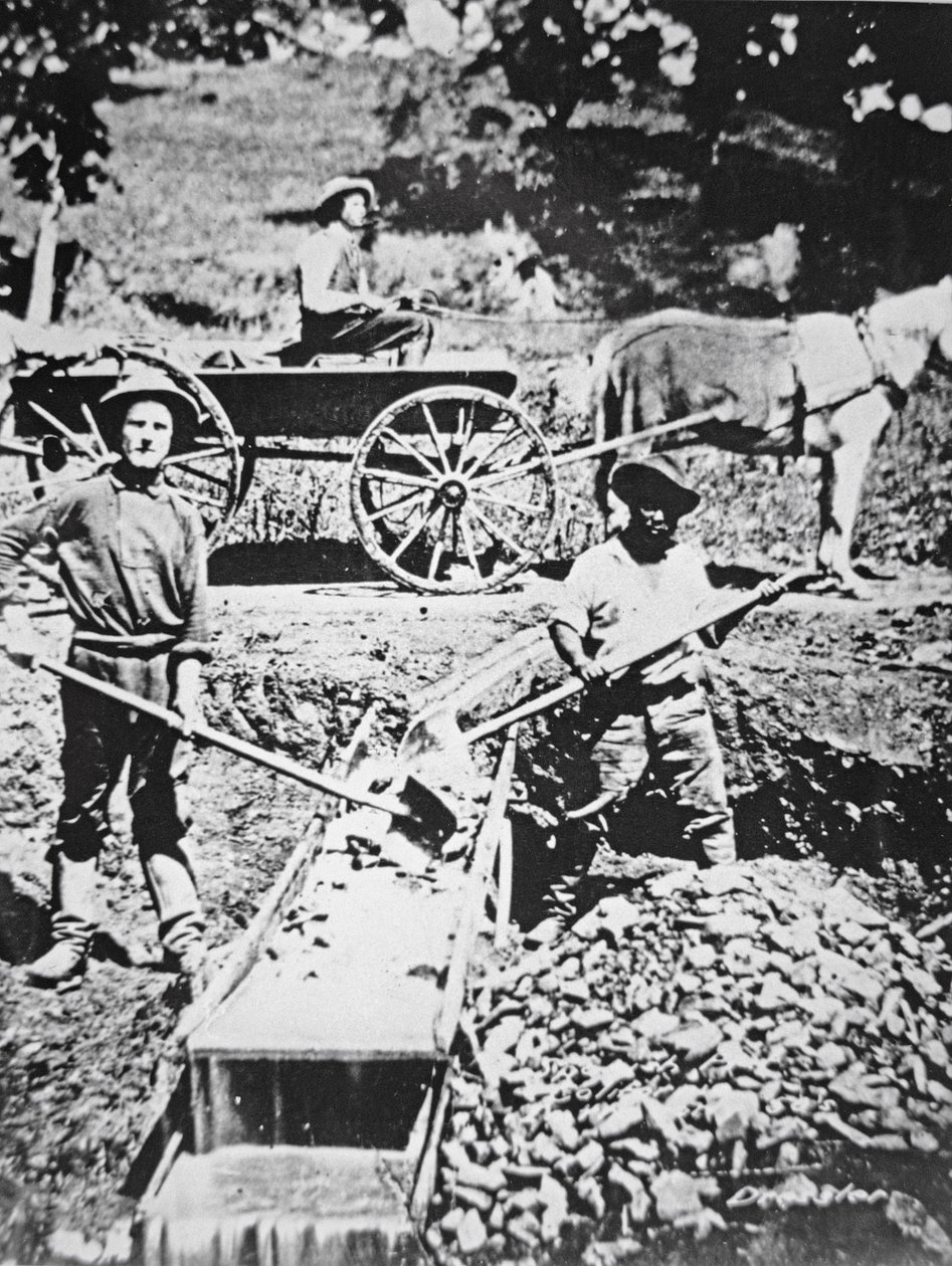 Kullanetsijät käyttävät "long tom" -sulkua Spanish Flatissa Kaliforniassa tekijältä American Photographer