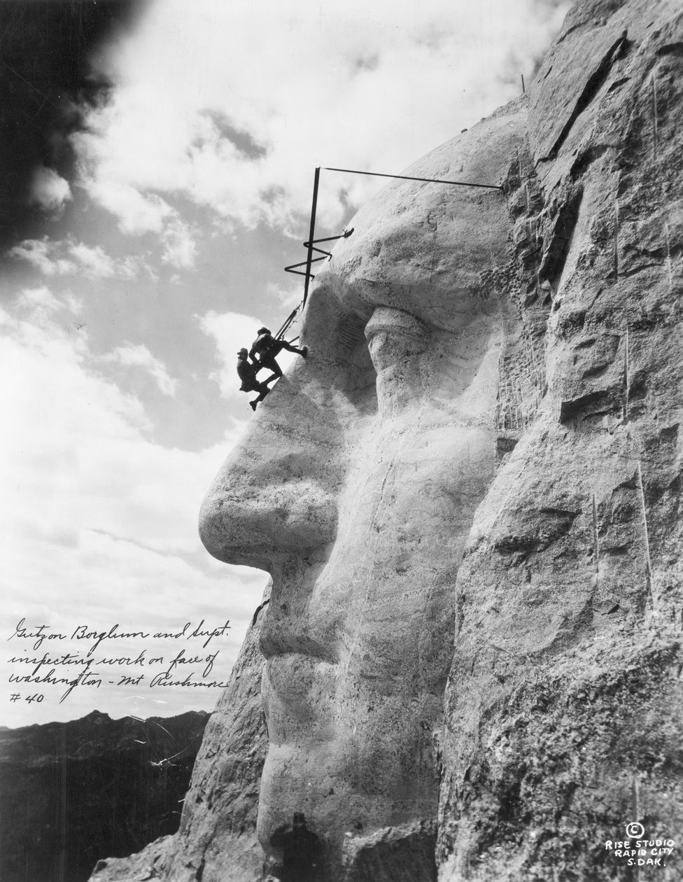 Gutzon Borglum tarkastamassa työtä Washingtonissa Mount Rushmoressa, 1932 tekijältä American Photographer