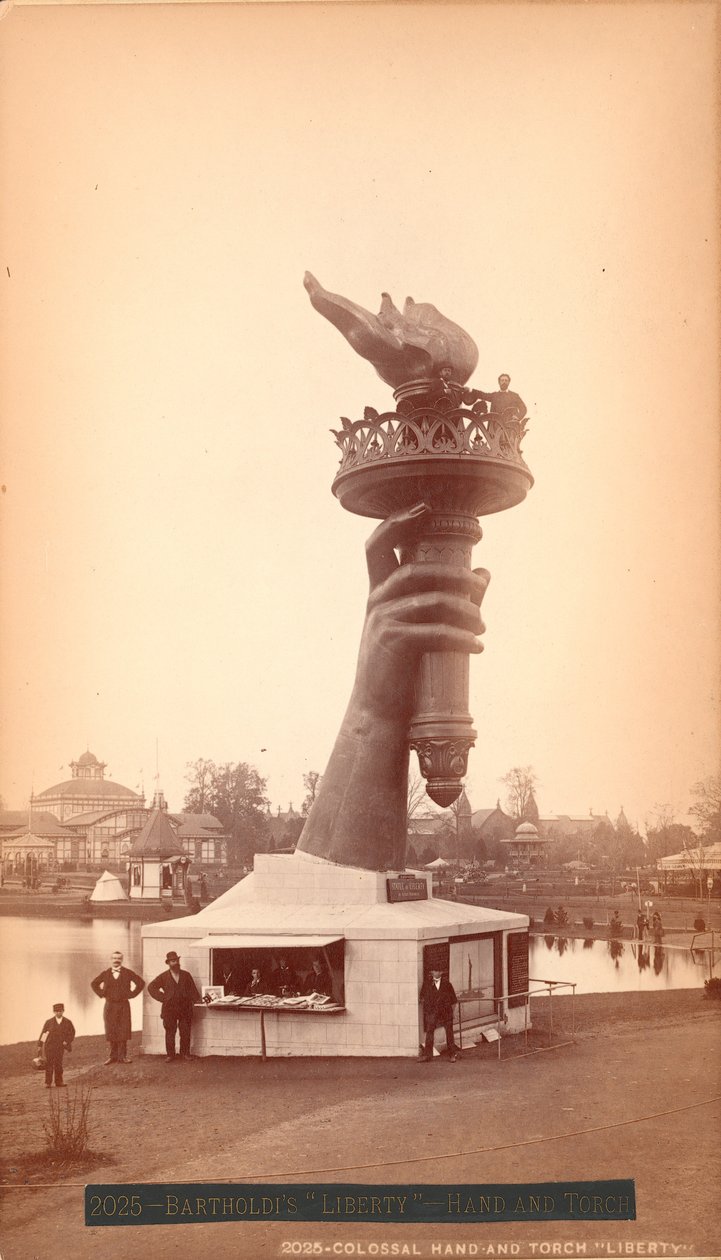 Vapaudenpatsaan käsi ja soihtu, n. 1876 (albumiprintti) tekijältä American Photographer