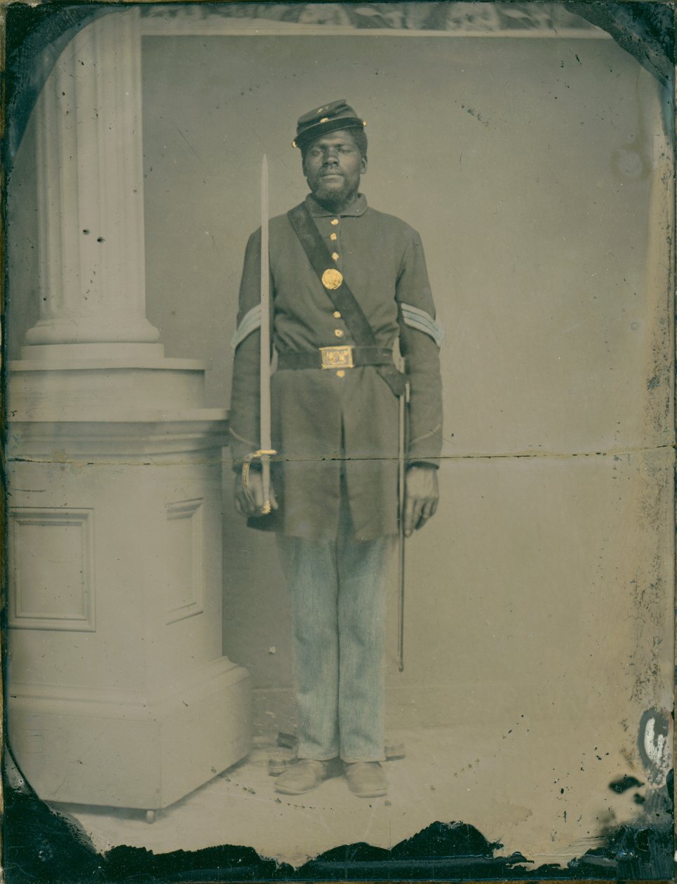 Henry F. Steward, kersantti 54. Massachusettsin vapaaehtoisjalkaväkirykmentissä, 1863 (käsinvärinen neljänneslevyinen ambrotyyppi) tekijältä American Photographer