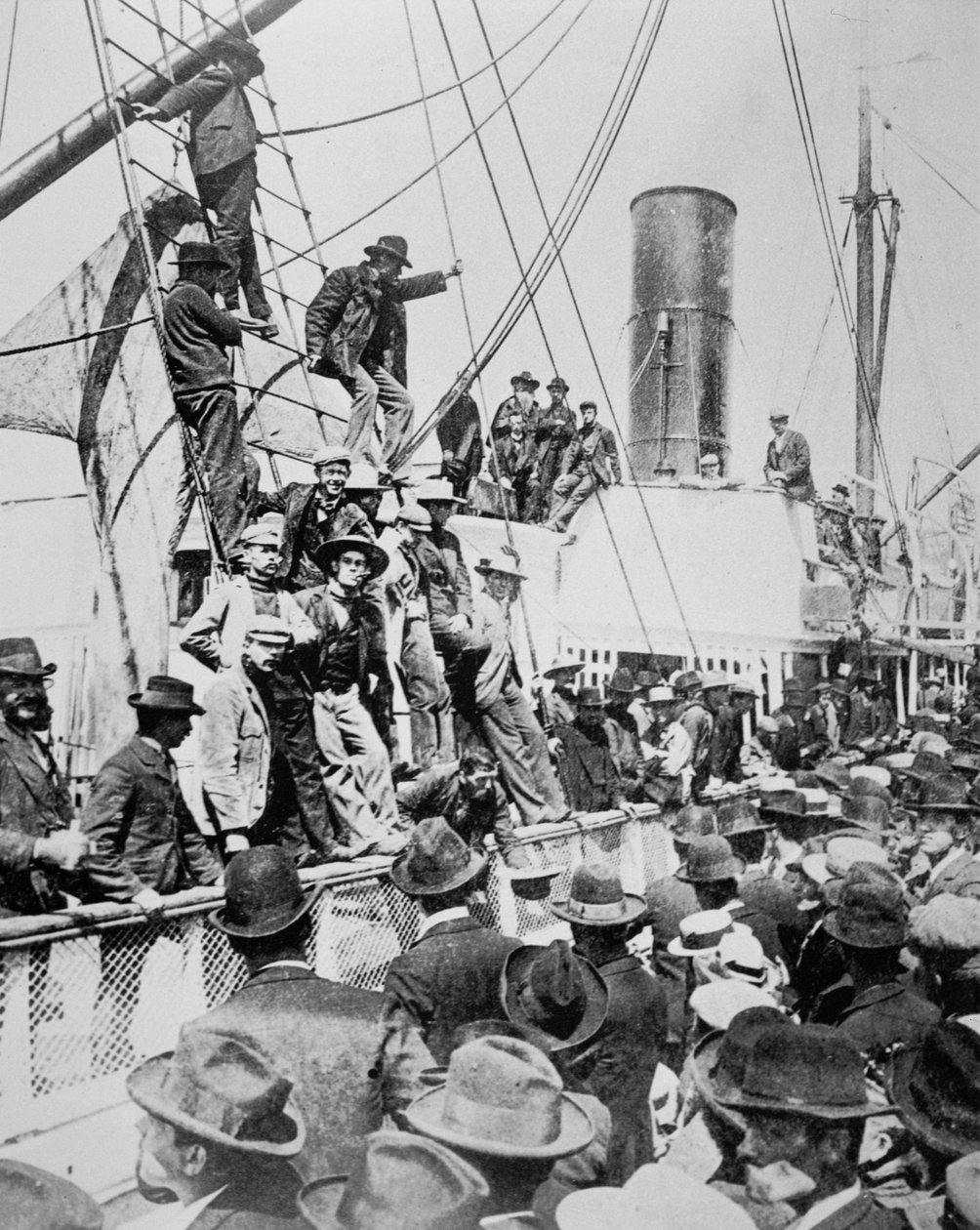 Toiveikkaat etsijät lähtevät Vancouverista Klondiken kultakuumeen aikana (1897-98) 1898 (m/v kuva) tekijältä American Photographer