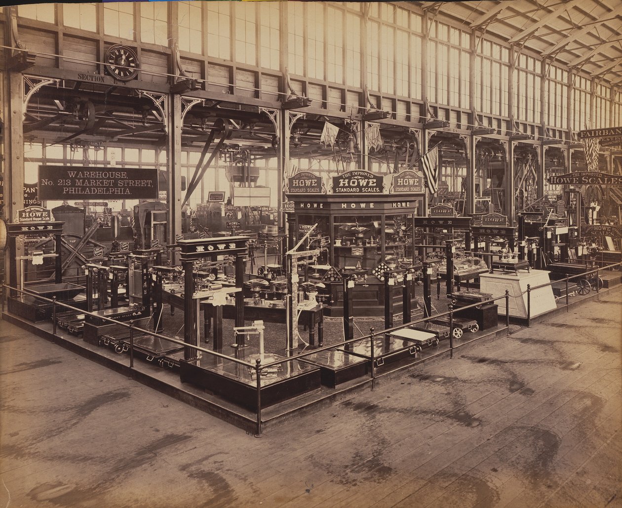 Howe Scale Co.s -näyttely, Machinery Hall, Centennial International Exhibition, Philadelphia, 1876 (albumiprintti) tekijältä American Photographer