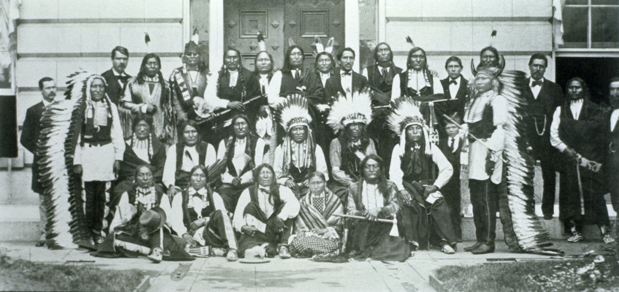 Sioux-johtajien intialainen valtuuskunta Washington DC:ssä protestoimassa Fort Laramie -sopimuksen 1868 rikkomista vastaan tekijältä American Photographer