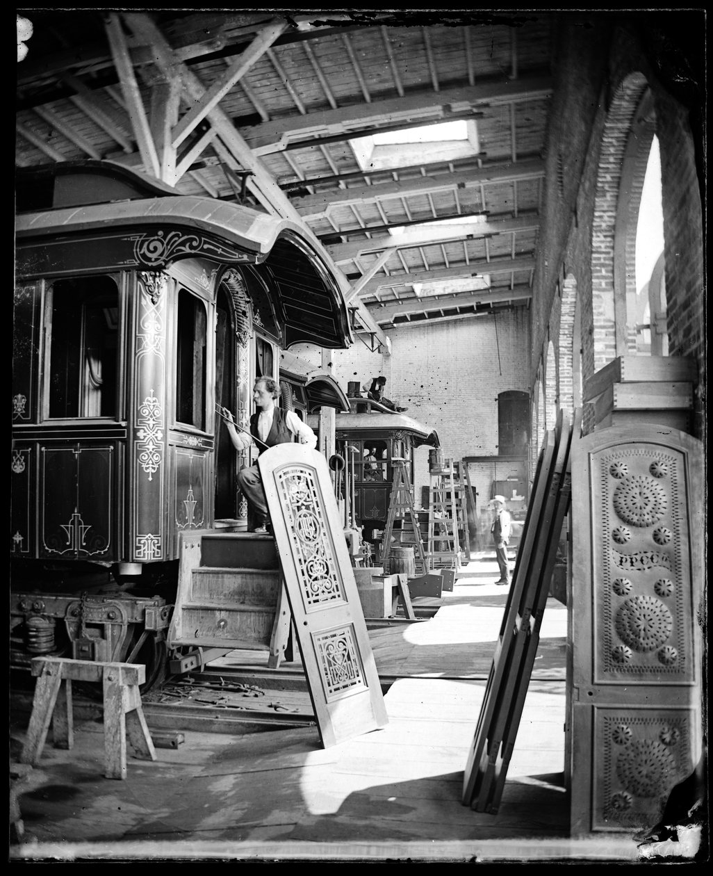 Sisäkuva Pullman Palace Cars Factoryn maalaamossa työskentelevistä miehistä, joiden uskotaan olevan Detroitissa, Michiganissa tekijältä American Photographer