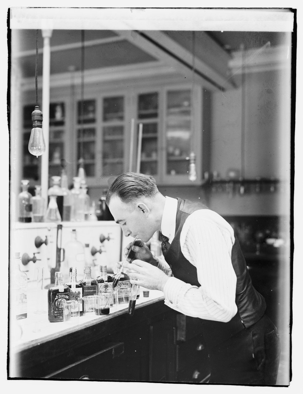 Internal Revenue Bureau kemisti G.F. Beyer tekijältä American Photographer