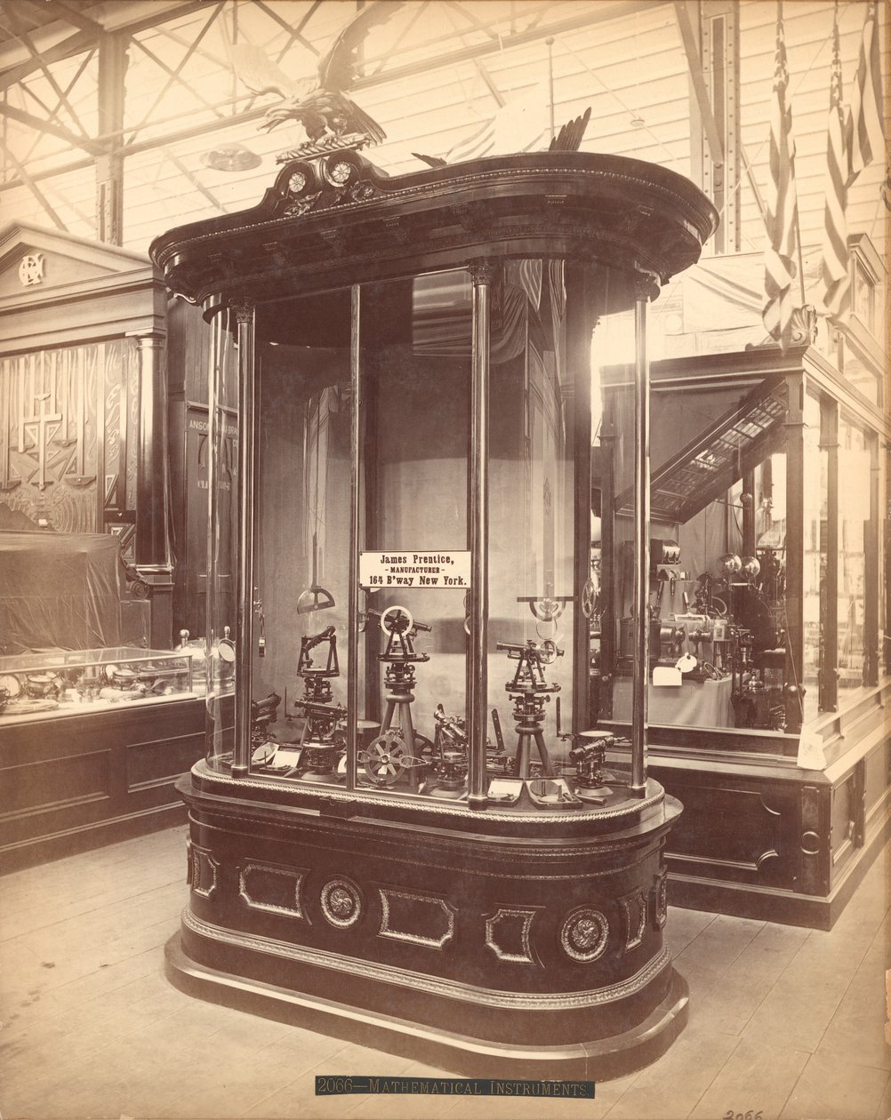 James Prentices -näyttely, päärakennus, Centennial International -näyttely, Philadelphia, 1876 (albumiprintti) tekijältä American Photographer