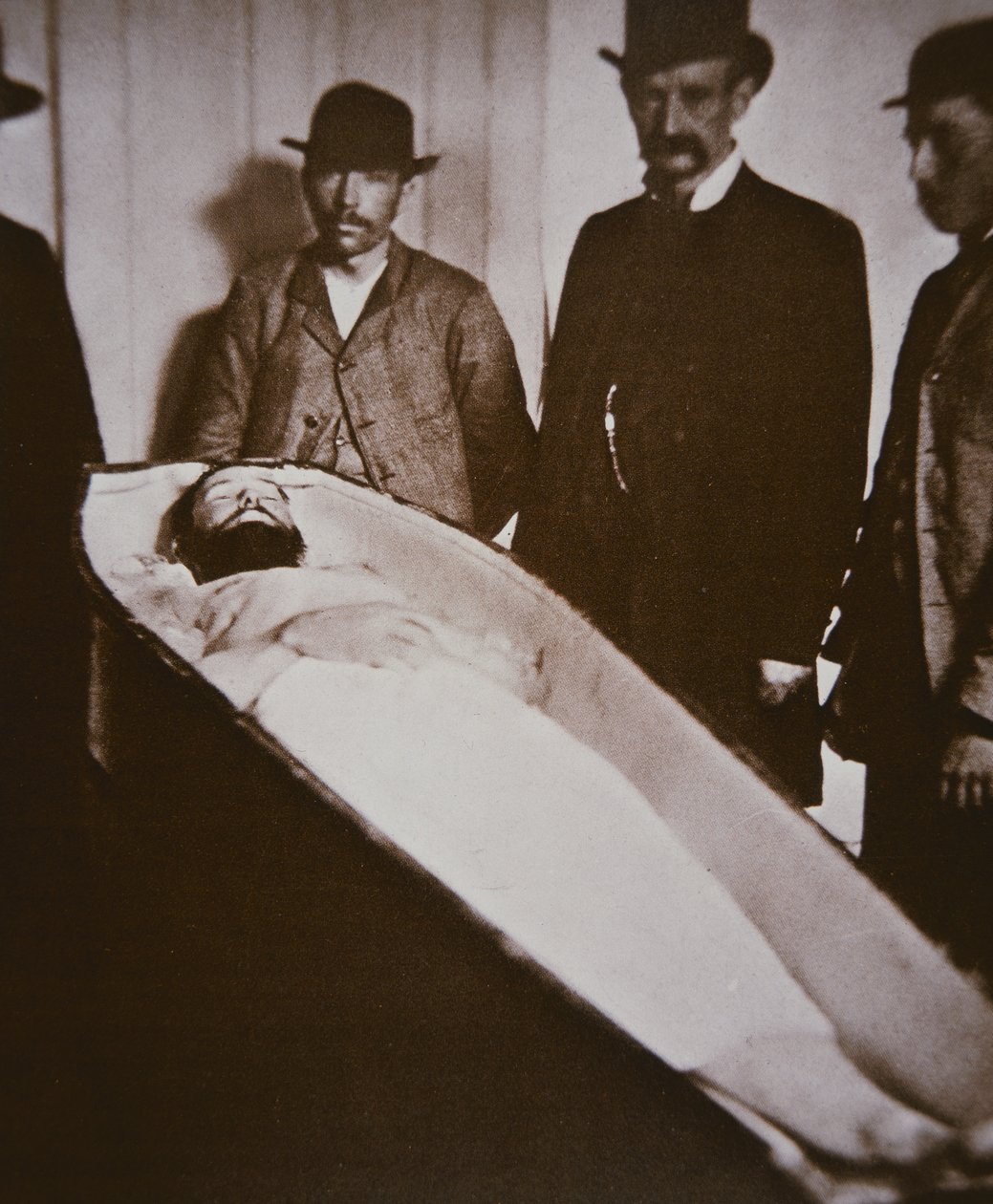 Jesse James arkussaan ammuttuaan vuonna 1882 (b/w kuva) tekijältä American Photographer