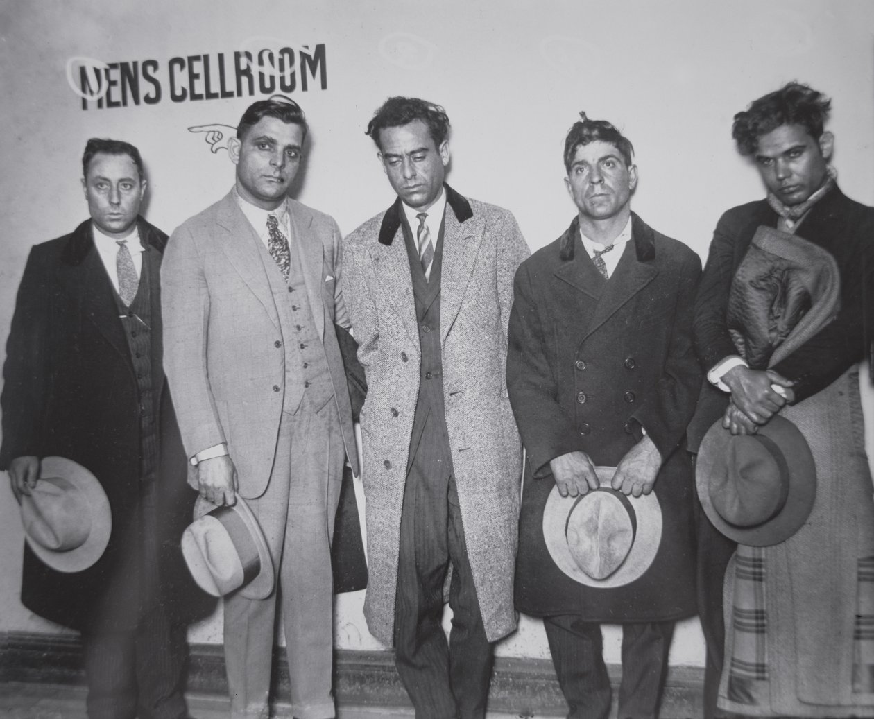 Joe Aiello (1891-1930) kätyriensä kanssa poliisin säilöön tekijältä American Photographer
