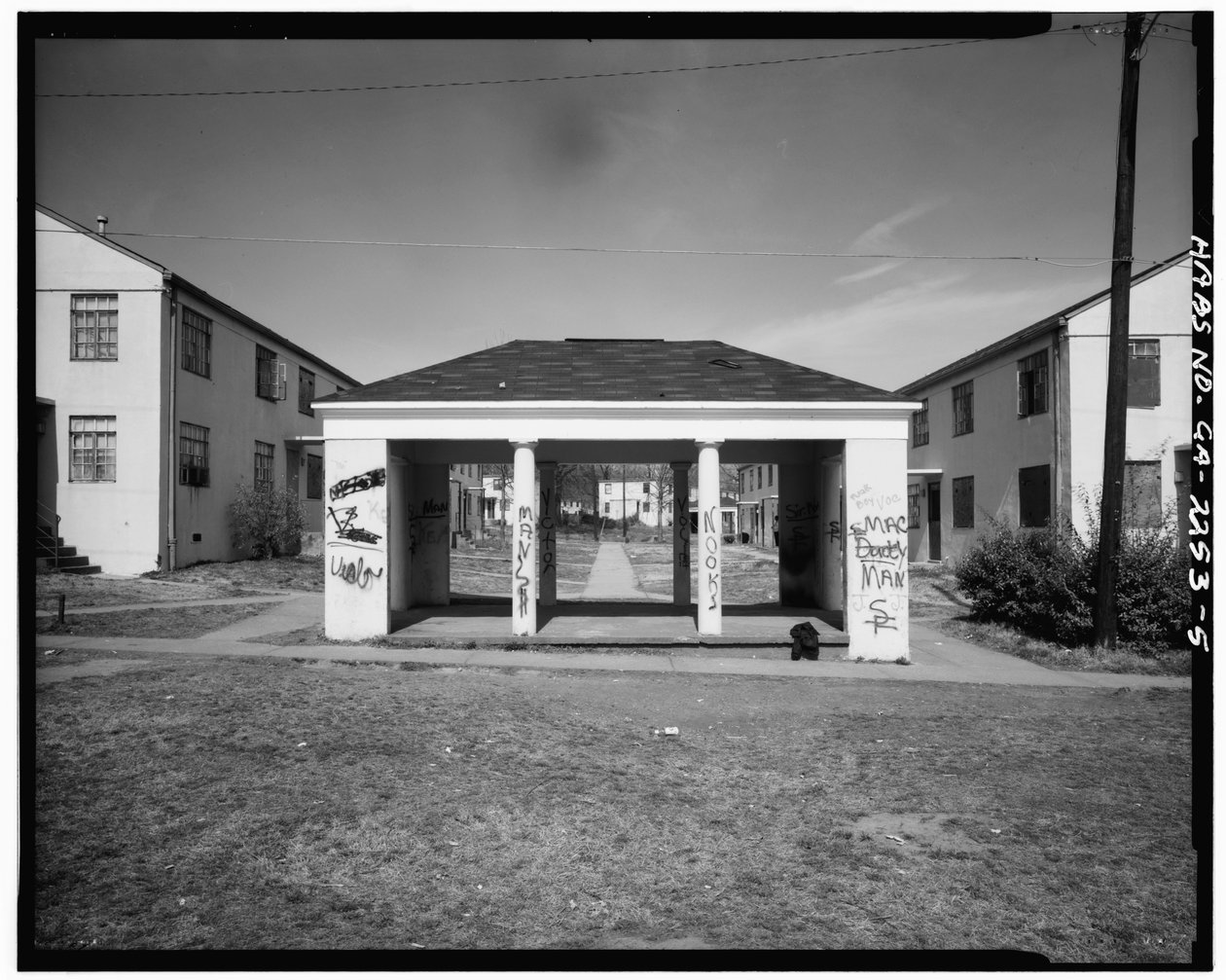 John Hope Homes (julkinen asunto), jota rajoittaa Larkin, Dora, Spelman Streets & Lane, Atlanta, Fulton County, GA (m/v kuva) tekijältä American Photographer