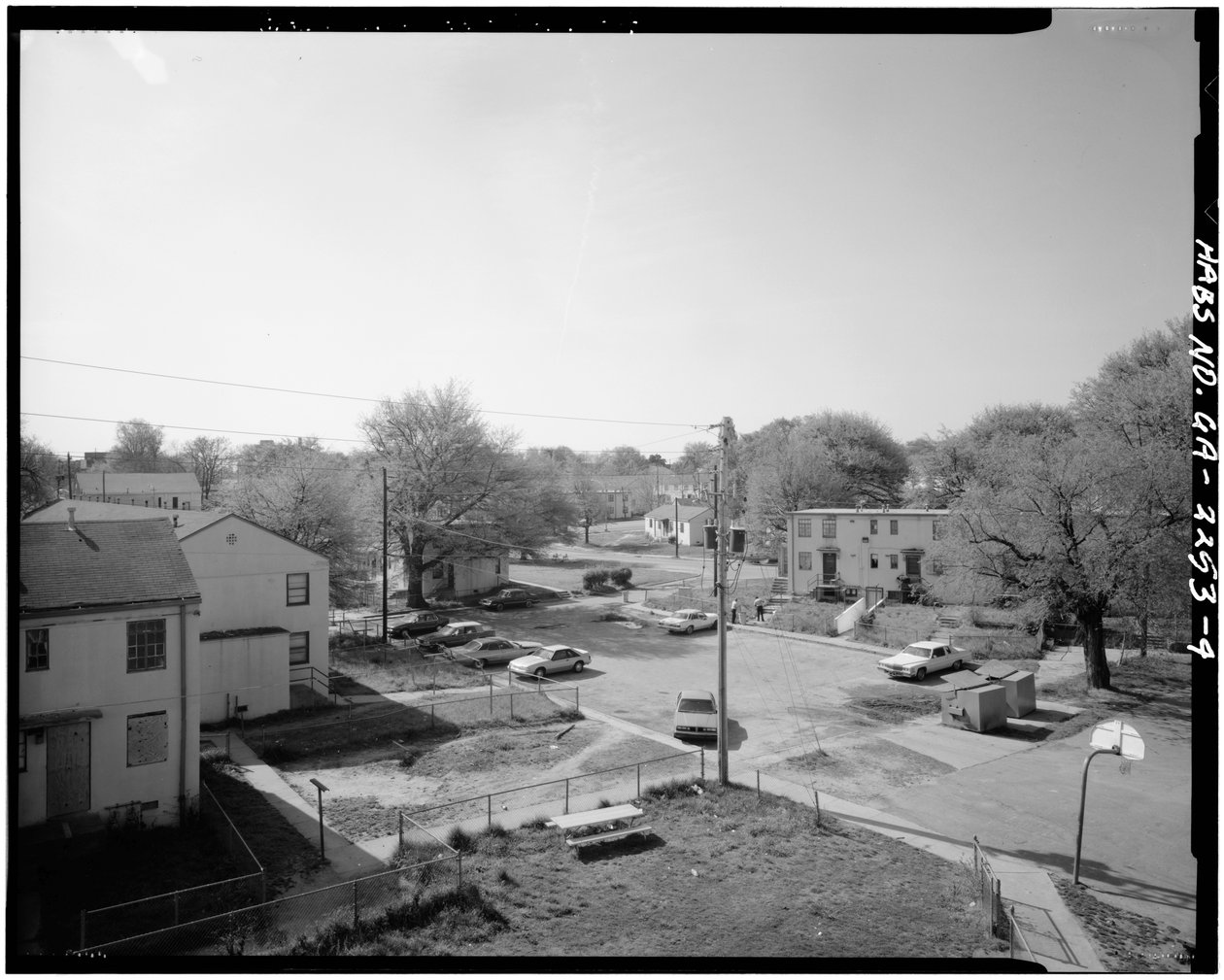 John Hope Homes (julkinen asunto), jota rajoittaa Larkin, Dora, Spelman Streets & Lane, Atlanta, Fulton County, GA (m/v kuva) tekijältä American Photographer