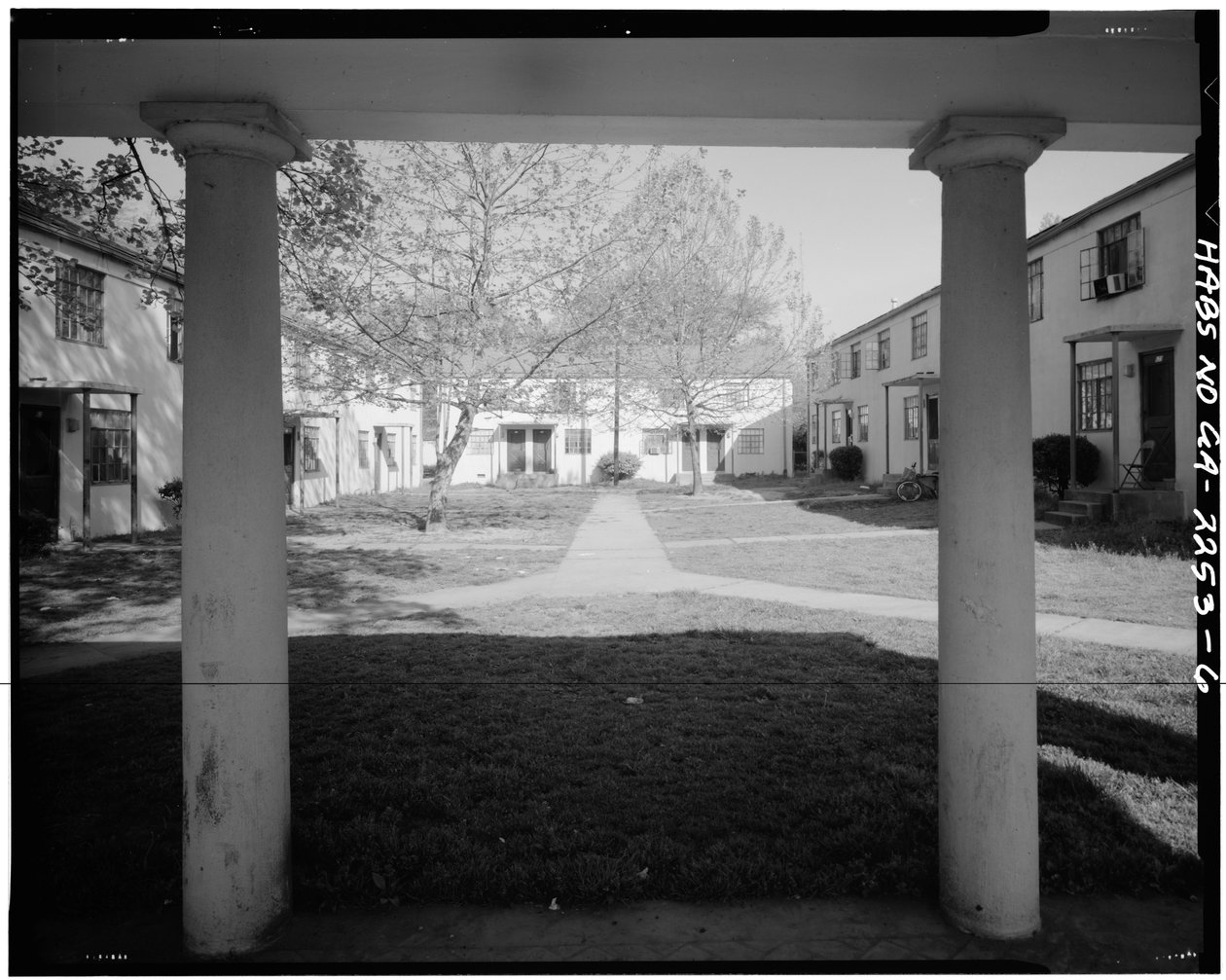John Hope Homes (julkinen asunto), jota rajoittaa Larkin, Dora, Spelman Streets & Lane, Atlanta, Fulton County, GA (m/v kuva) tekijältä American Photographer