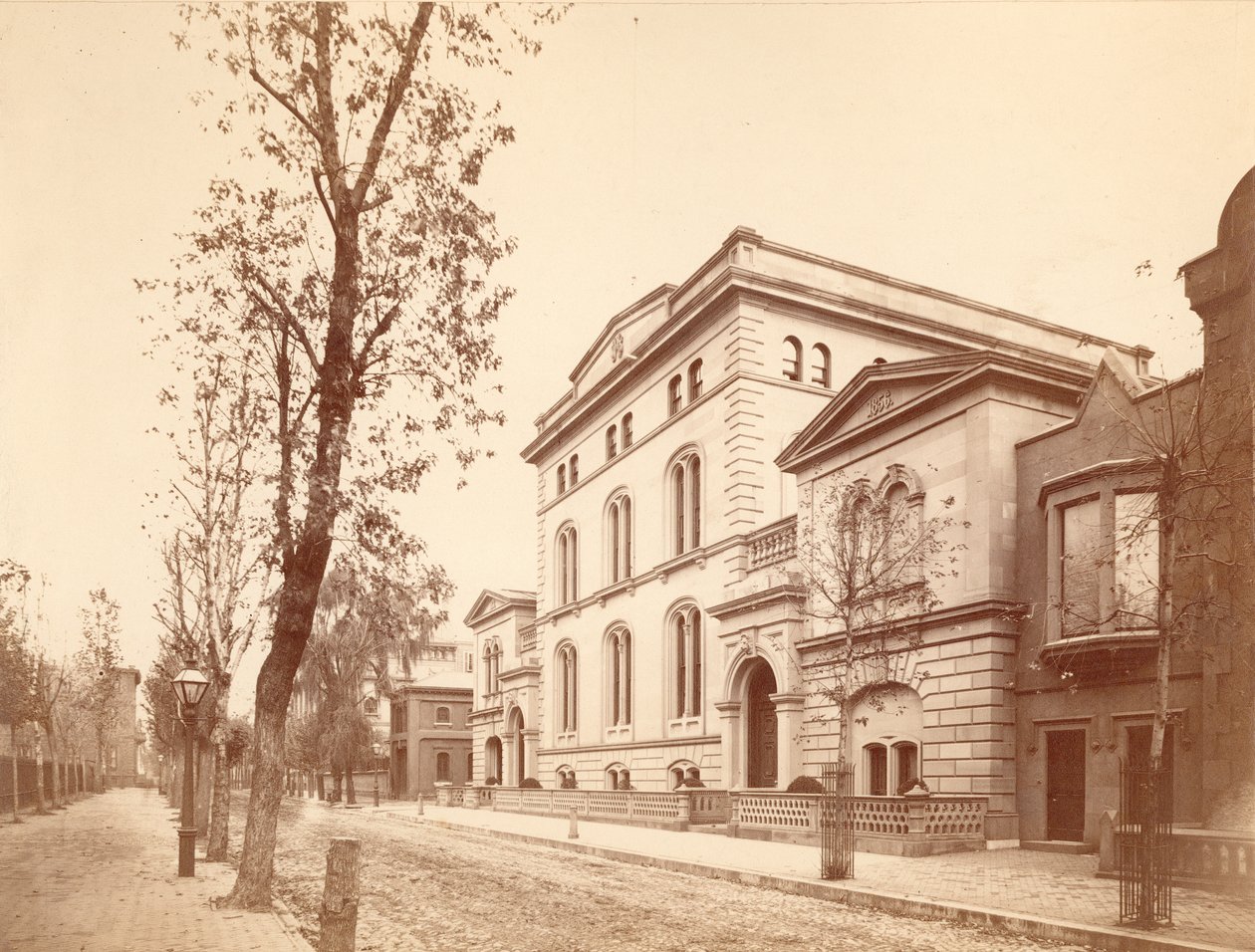 Joseph Harrison Residence, 227 South 18th, East Rittenhouse Square, 1866 (albumiprintti) tekijältä American Photographer