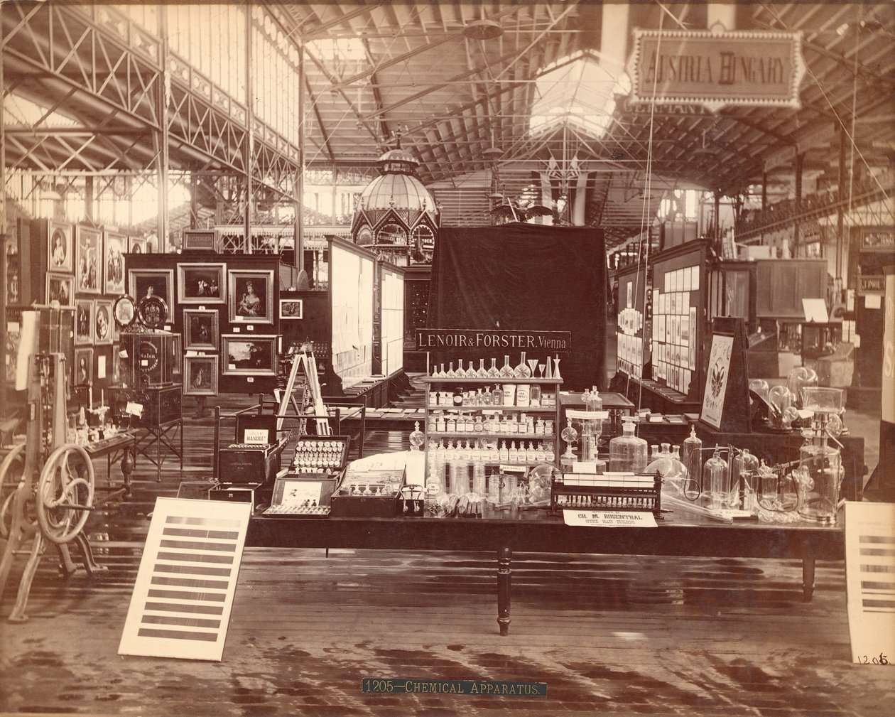 Lenoir & Forsters -näyttely, päärakennus, Centennial International -näyttely, Philadelphia, 1876 (albumiprintti) tekijältä American Photographer