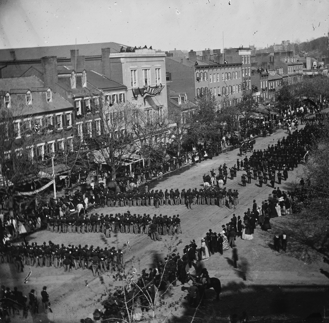 Lincolnin hautajaiset Pennsylvania Avenuella, Washington, D.C., 19. huhtikuuta 1865 tekijältä American Photographer