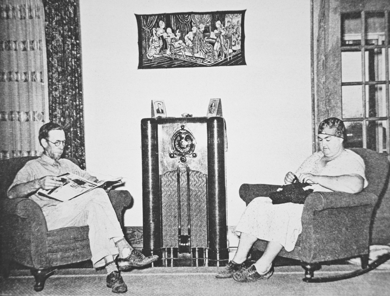 Kuuntelen yhtä presidentti Rooseveltin "Fireside Chatista" radiosta, Kansas, n. 1930 (m/v kuva) tekijältä American Photographer
