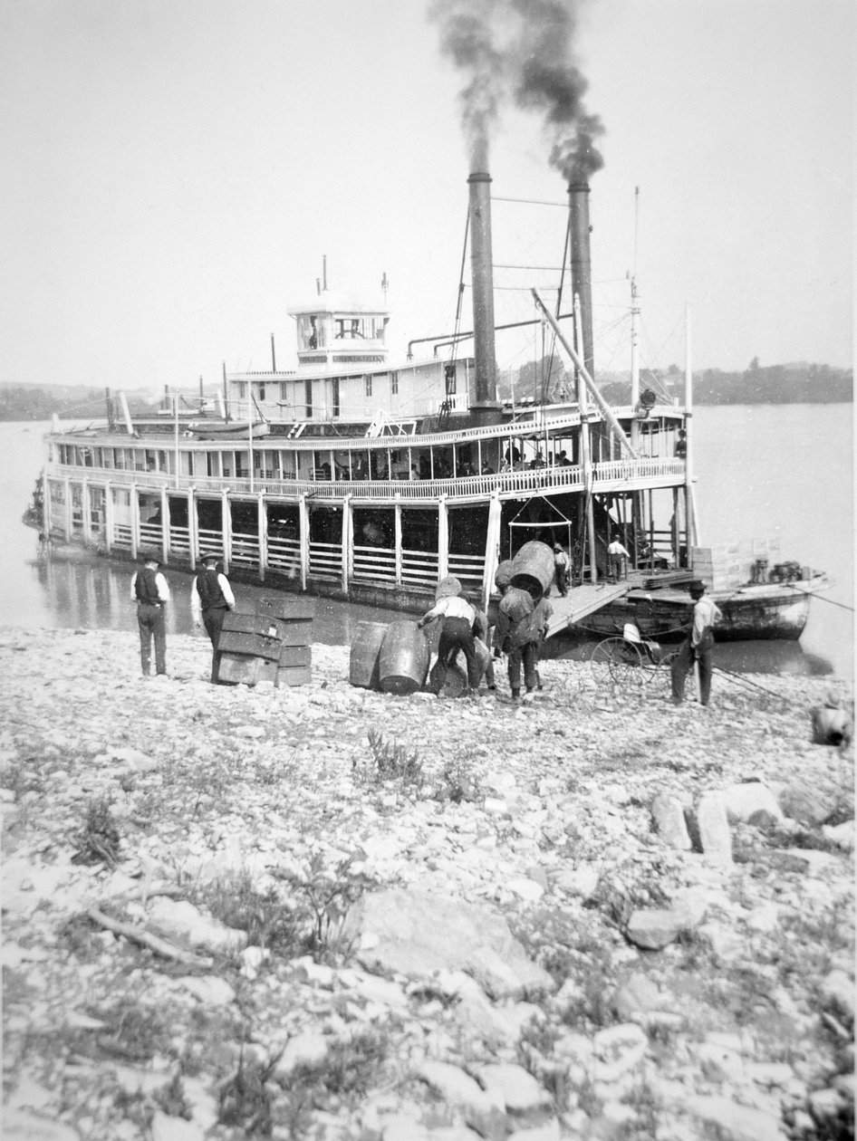 Peräpyörän lastaaminen Ohio-joelle, n. 1900 (b/w kuva) tekijältä American Photographer