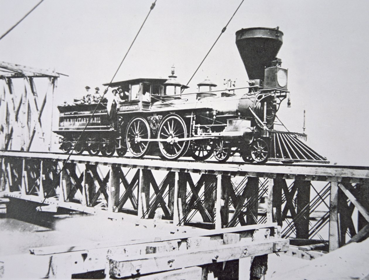 US Military Railroadsin (Union Army) veturi ylittää pukkisillan Potomac-joen yli (m/v kuva) tekijältä American Photographer