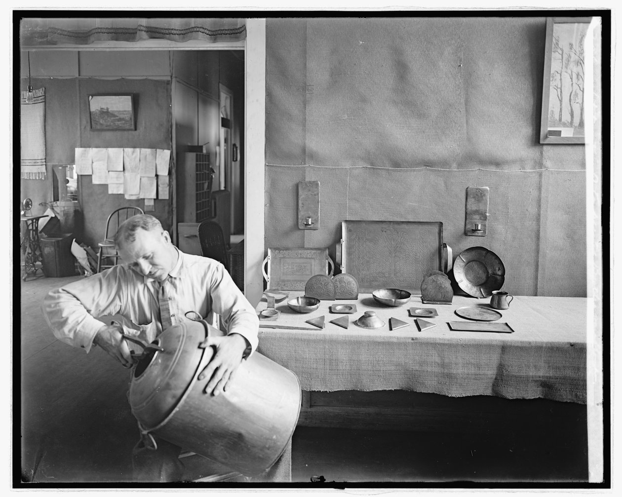 Mies leikkaamassa saapparin tynnyriä kieltoaikana tekijältä American Photographer