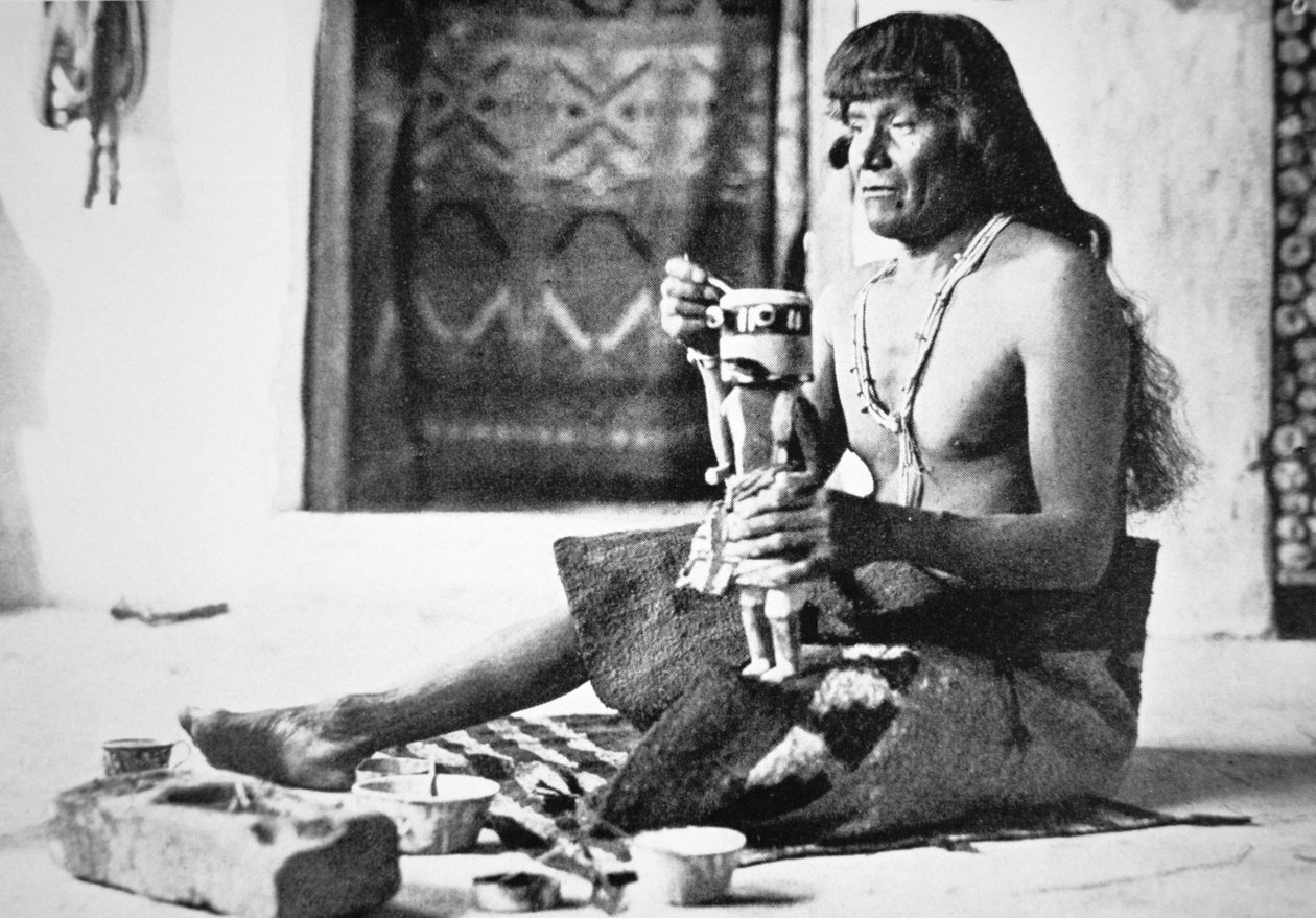 Mies tekemässä Kachina-nukkea, n. 1890 (mv/w kuva) tekijältä American Photographer