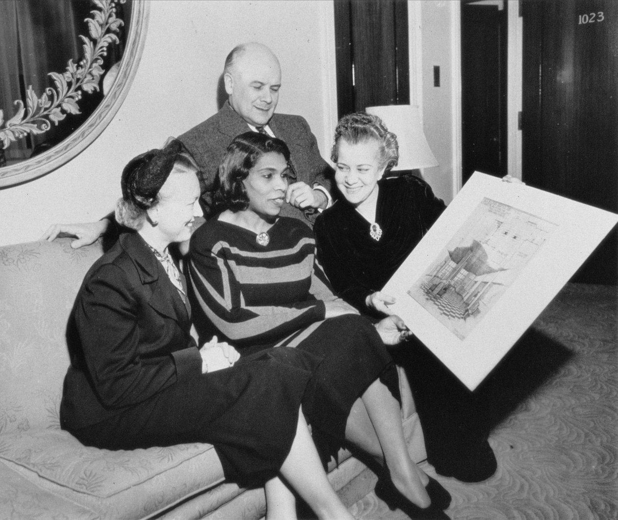 Marian Anderson (1897-1993) ja Richard Bucky Fuller (1895-1983) kahden muun naisen kanssa tekijältä American Photographer