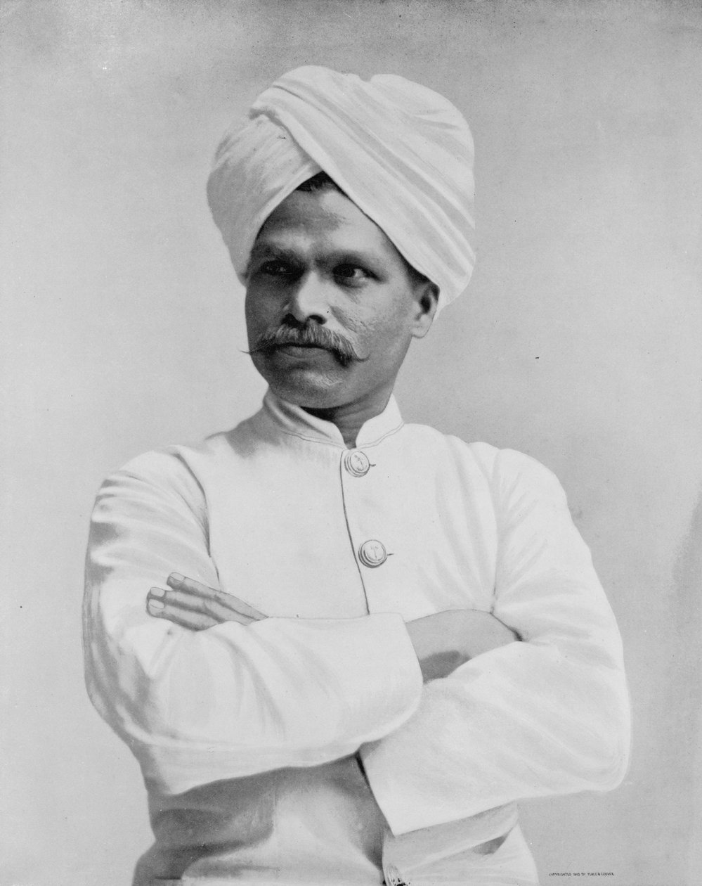 Mr D. Joseph, "itä-intiaani" perinteisessä ceylonilaisessa asussa, n. 1893 (m/v kuva) tekijältä American Photographer