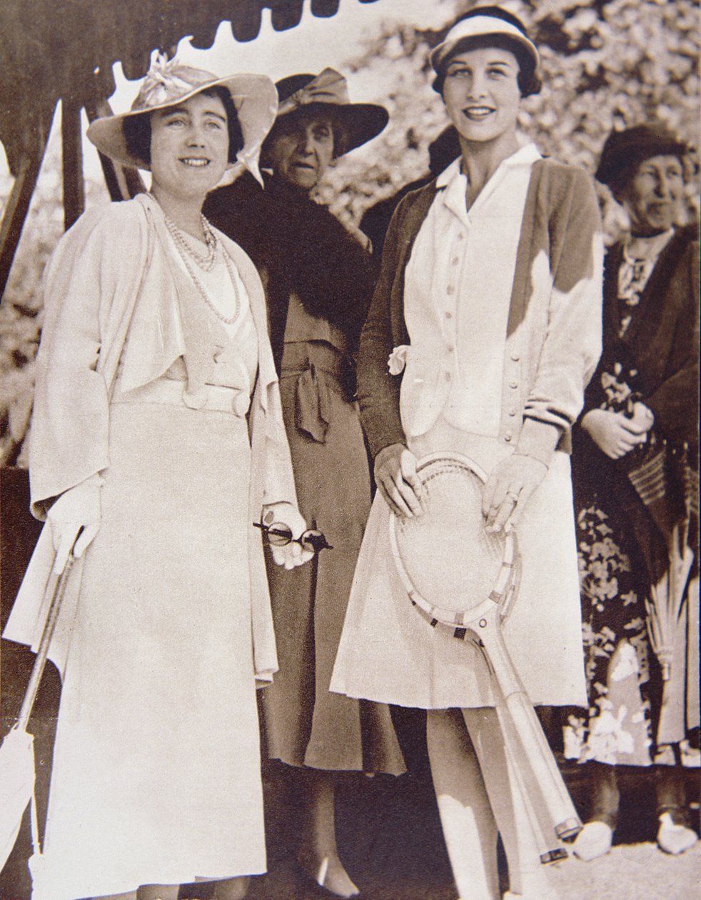 Rouva Helen Wills Moody (oikealla), amerikkalainen tennismestari, tapaa Yorkin herttuattaren All-England Clubilla Wimbledonissa Lawn Tennis Championshipin aikana vuonna 1935 (b/w kuva) tekijältä American Photographer