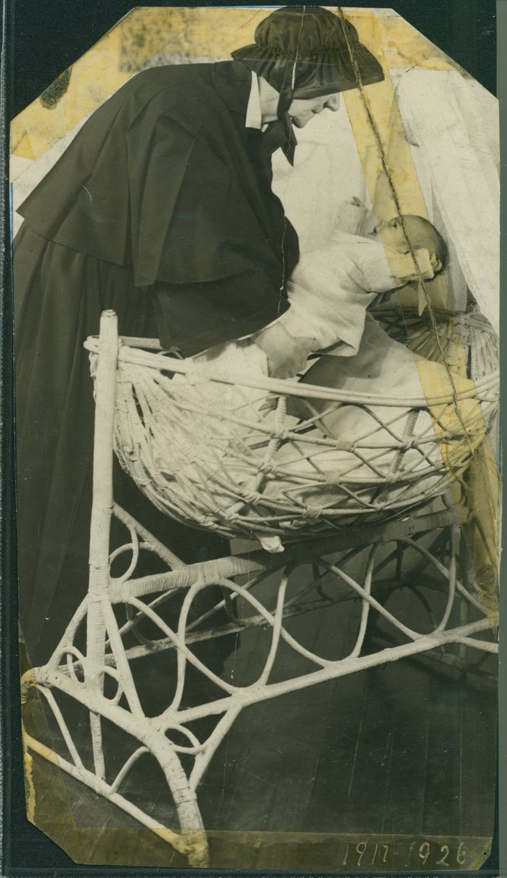 New York Foundling Hospital - Sisar Anna Michella vauvan ja kehdon kanssa tekijältä American Photographer