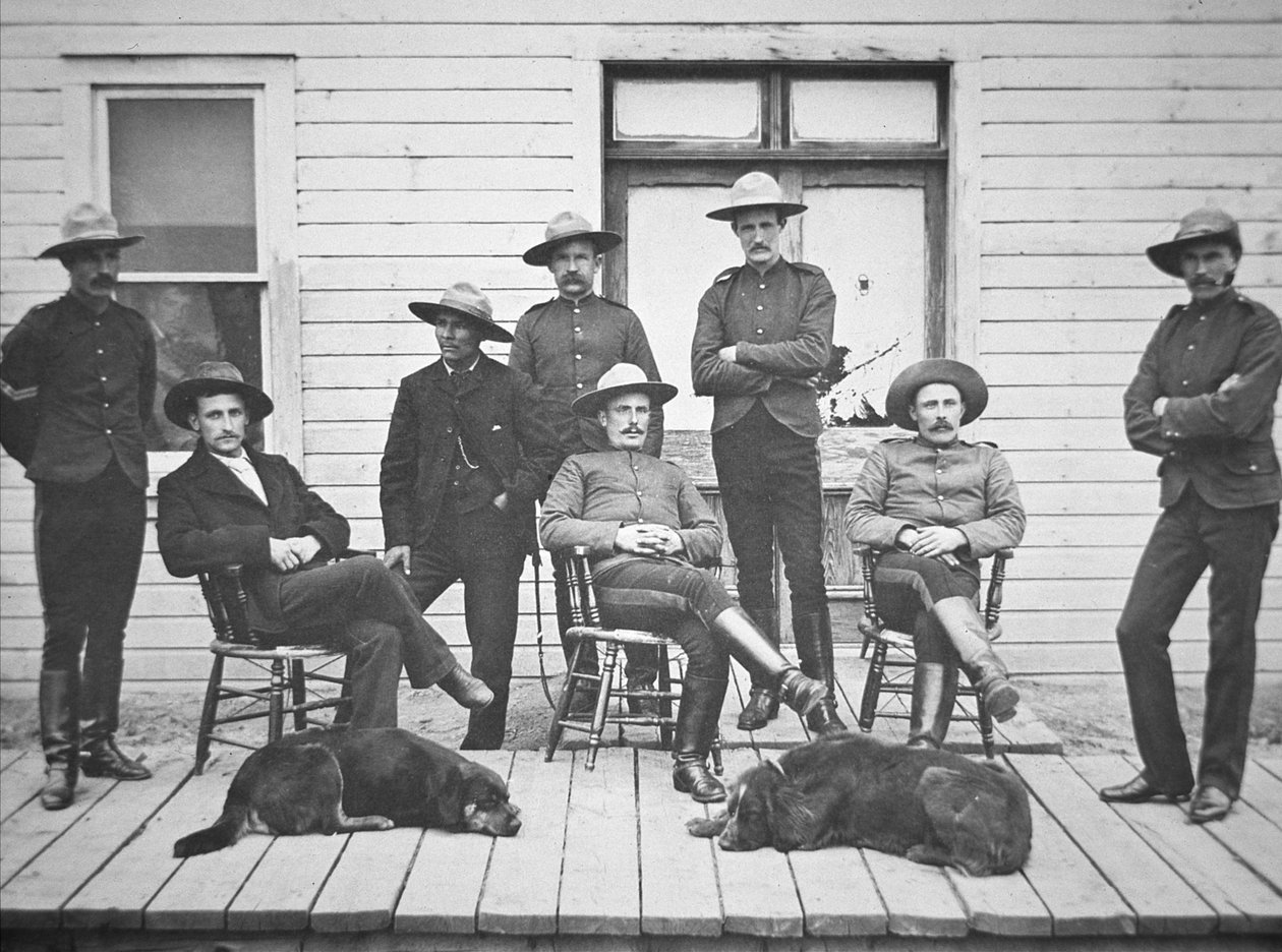 Edmontonissa sijaitseva luoteispoliisi ylläpitää lakia ja järjestystä Klondiken/Yukonin kultakuumeen alkuaikoina tekijältä American Photographer