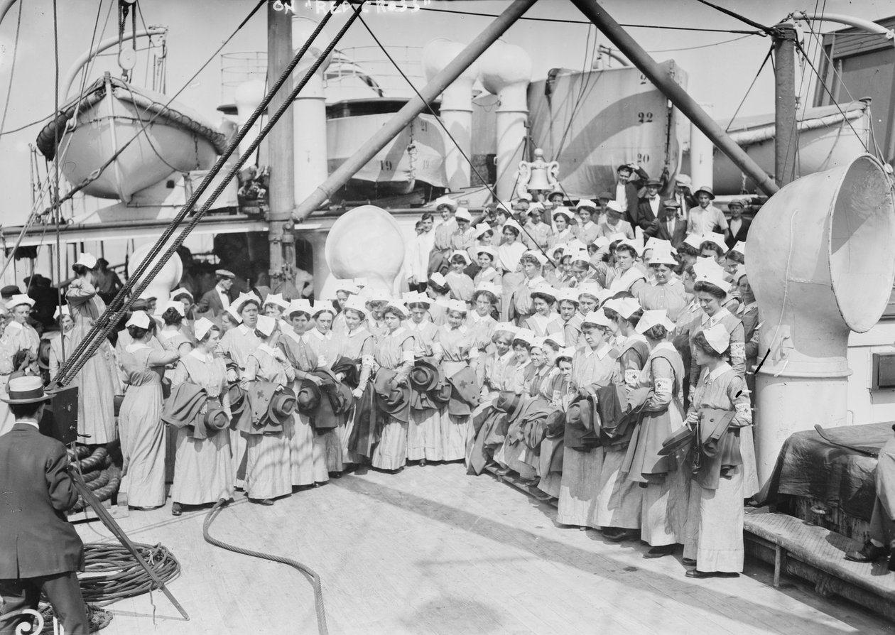 Punaisella Ristillä, 1914 tekijältä American Photographer