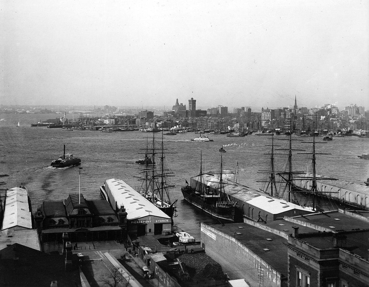 Panoraama New Yorkin satamasta ennen vuotta 1900 tekijältä American Photographer