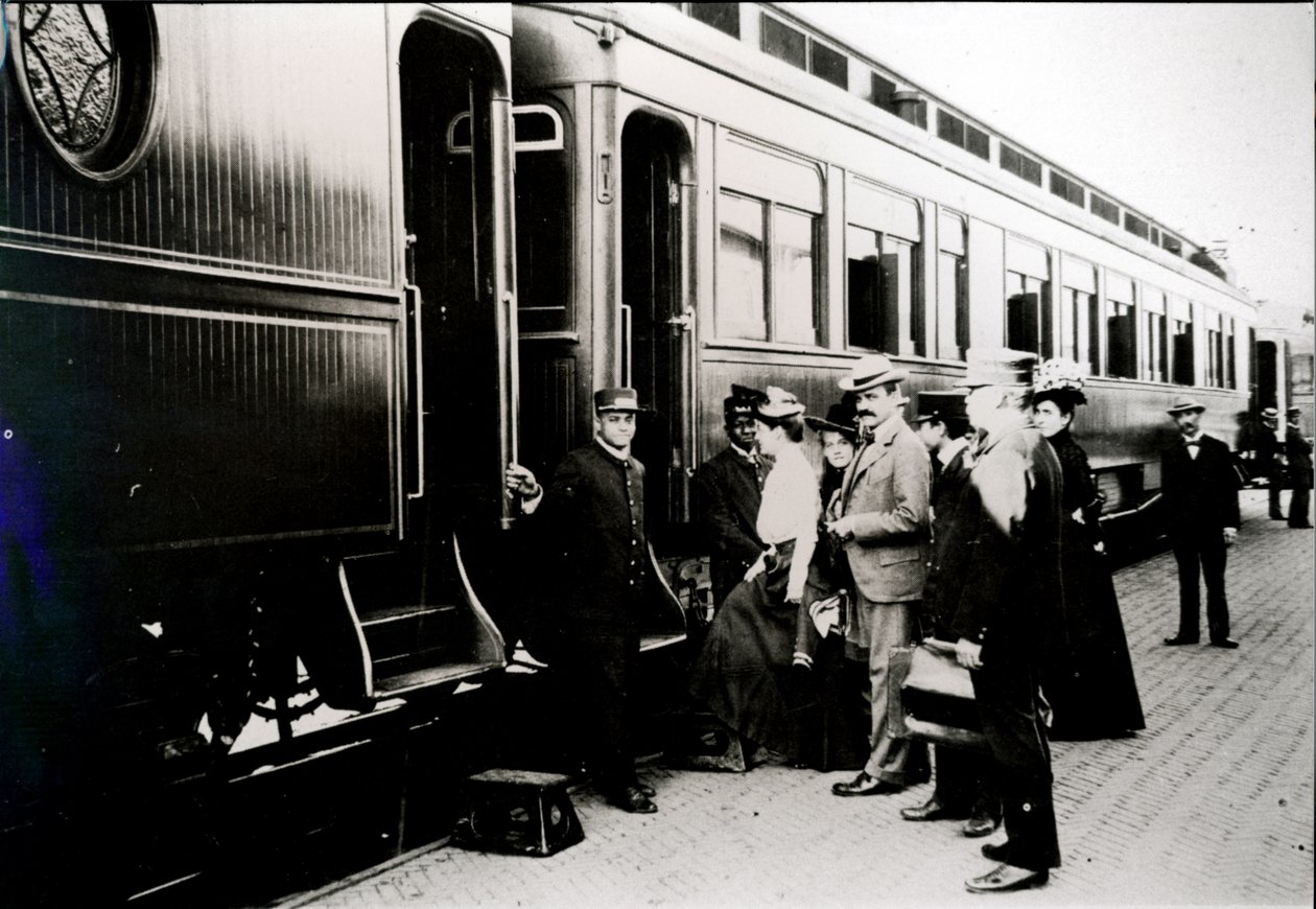 Matkustajat nousevat Chicago, Burlington & Quincy Railroadin ensimmäisen luokan Pullman-autoon vuonna 1910 (m/v kuva) tekijältä American Photographer