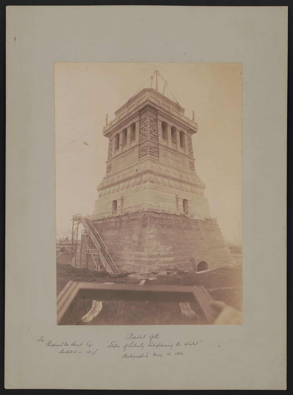 Richard Morris Huntin suunnitteleman "maailmaa valaisevan vapaudenpatsaan" jalusta rakennusvaiheessa, 16. toukokuuta 1886 tekijältä American Photographer