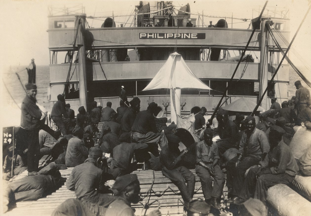 Pioneer Jalkaväkipataljoona joukkolaivalla U.S.S. Filippiineiltä Brestin satamasta, Ranskasta, 18. heinäkuuta 1919 tekijältä American Photographer