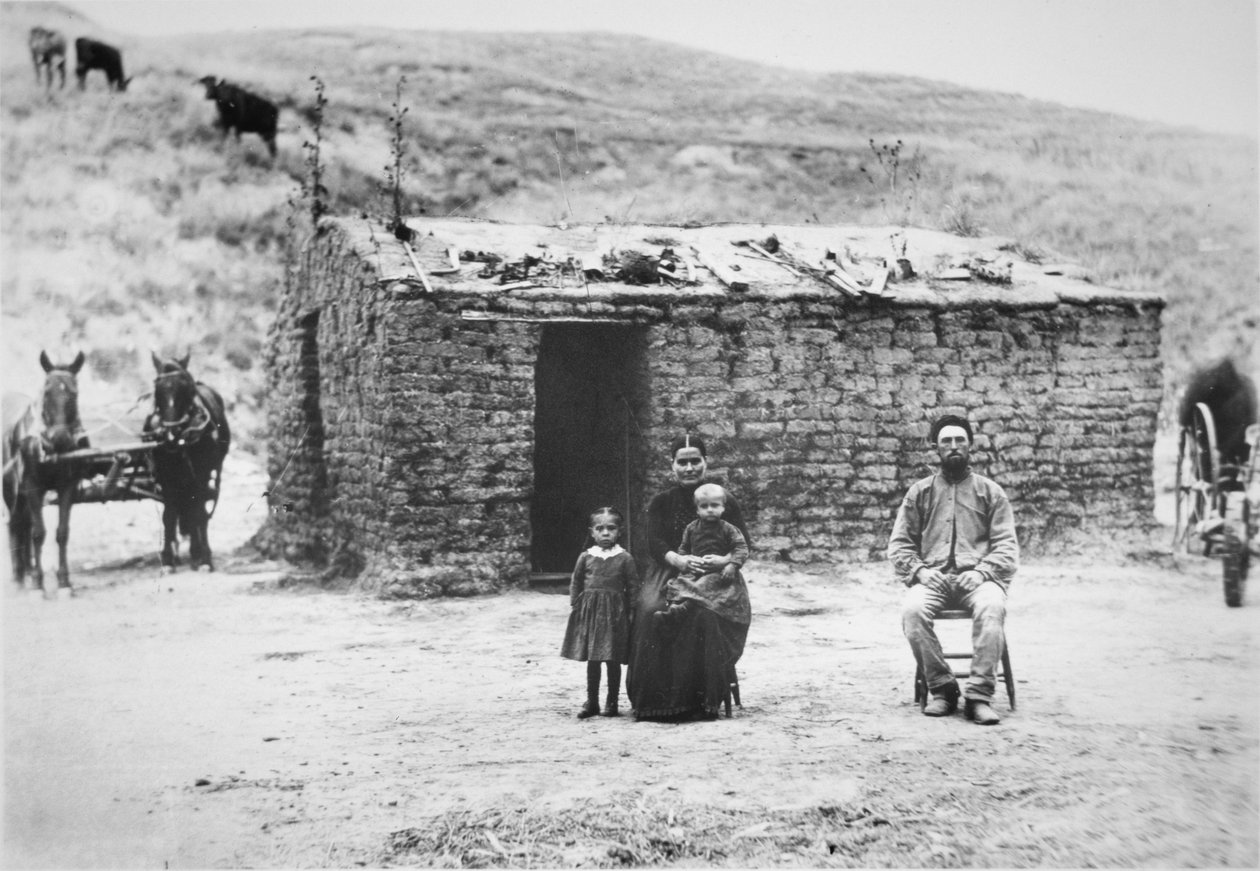 Pioneeriperhe talonsa kanssa Nebraskassa tekijältä American Photographer