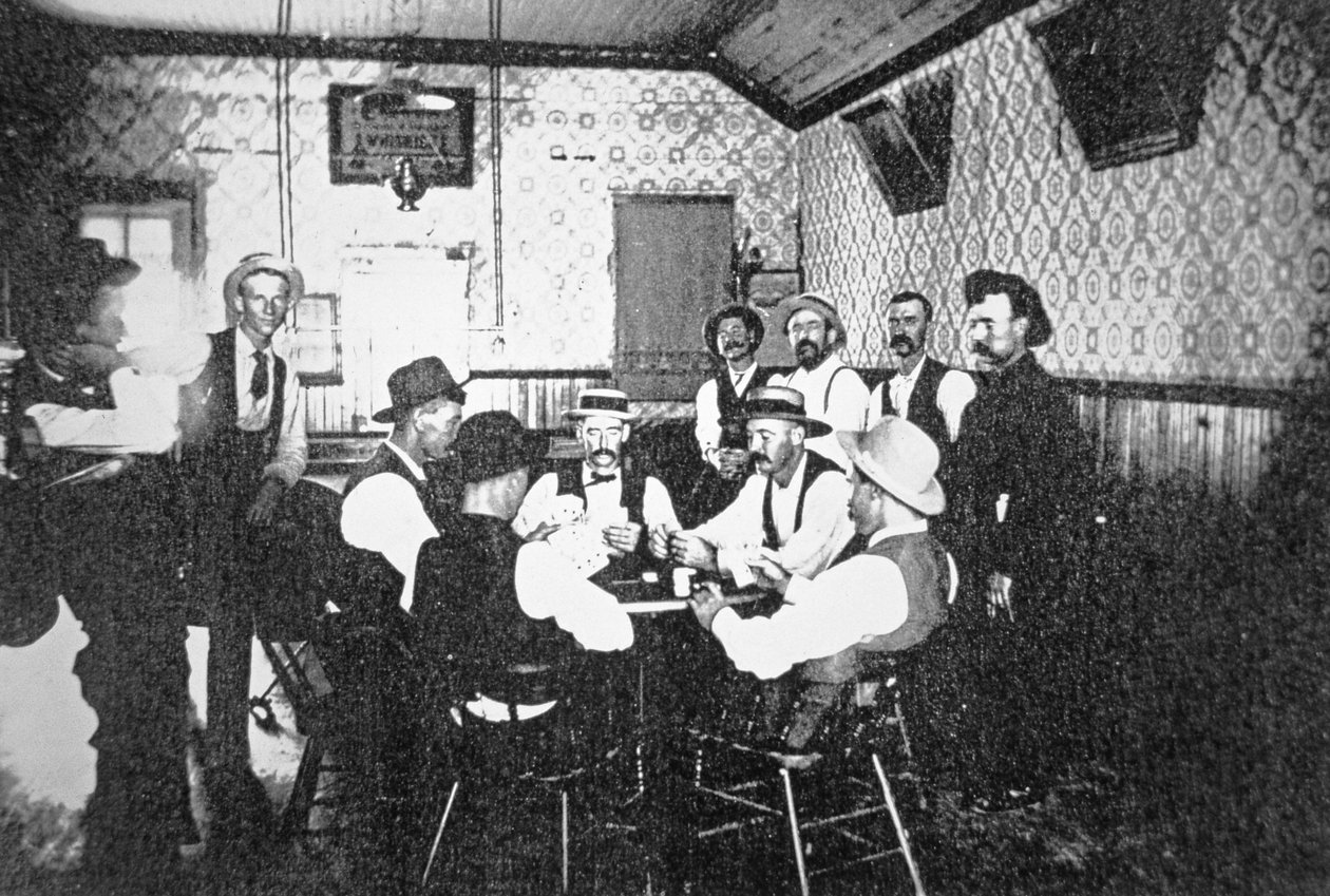Pelikortit länsimaisessa salongissa, n. 1900 (b/w kuva) tekijältä American Photographer