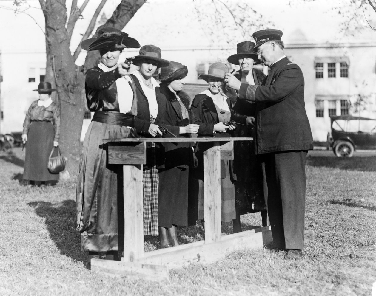 Poliisi opettaa naisia ampumaan, n. 1920 tekijältä American Photographer