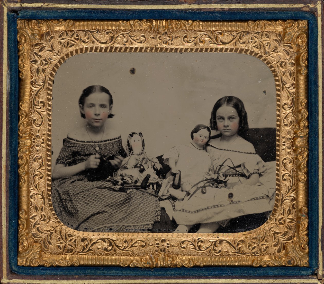 Muotokuva kahdesta tytöstä nukkejen kanssa,c. 1860 (kuva) tekijältä American Photographer